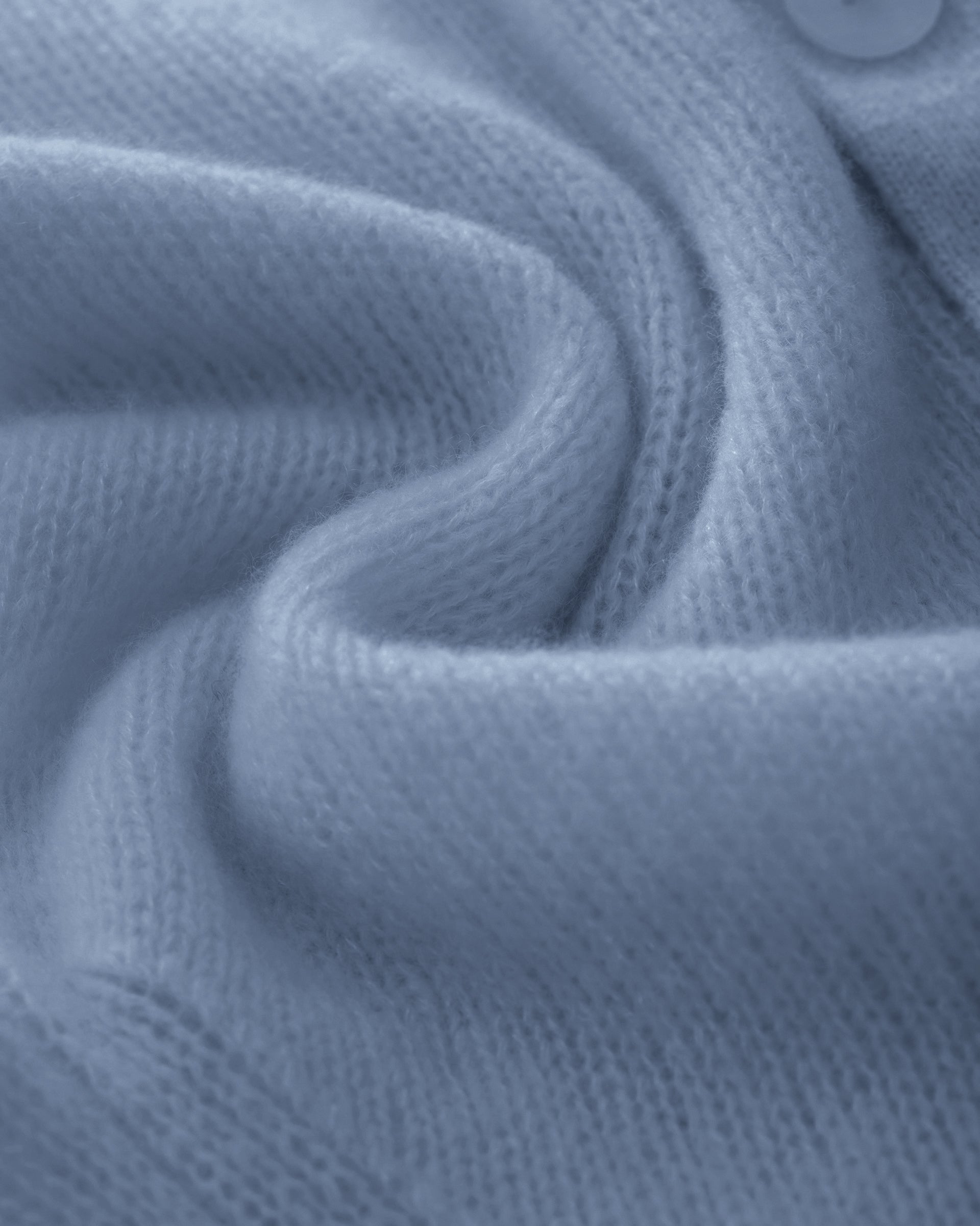 Damen Kurzarm-Jacket aus 75 % Kaschmir und 25 % Seide in sky blue (blau) – mittelschwerer, glatt gestrickter Style in körperbetonter Passform mit Knopfleiste aus Kunststoff, klassischer Schulter, leichten Puff-Halbärmeln sowie Rippbündchen und hohem Ripp-Saum