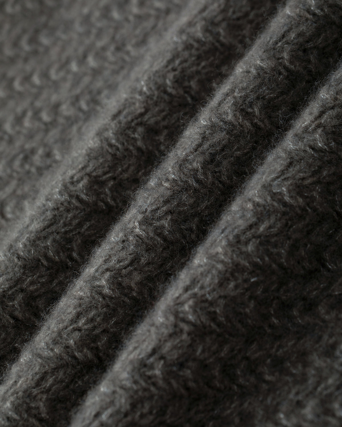 Damen Pullover aus 75% Kaschmir, 25% Seide in Earth – Pullover mit Rundhalsausschnitt, überschnittenen Schultern, langen, relaxten Ärmeln sowie Ärmelbündchen und Saum in Rippstruktur.