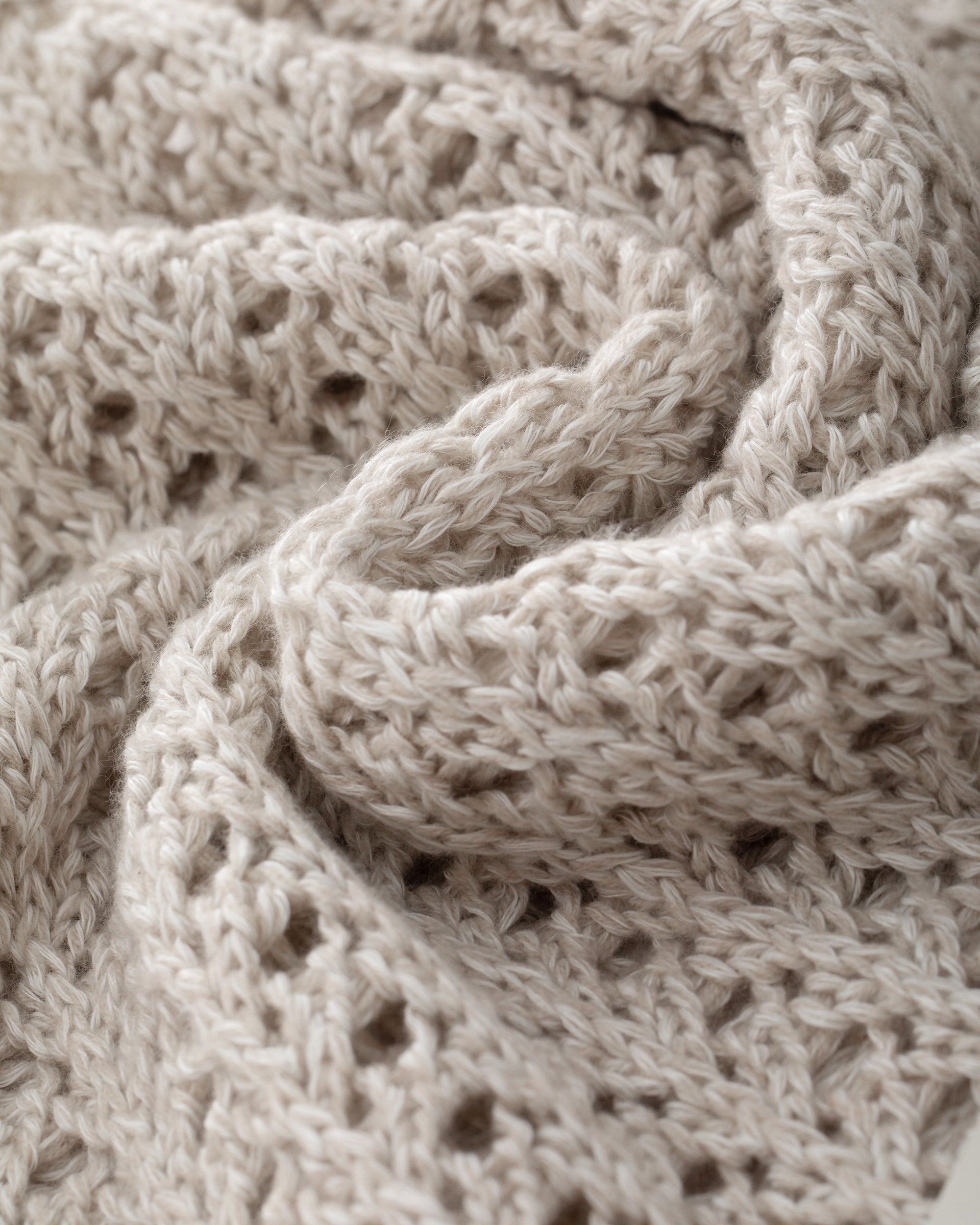 Damen Kurzarm-Pullover in barley (hellbeige) aus 63 % Leinen und 37 % Kaschmir – grob gestrickter Ajour-Pullover in kastiger, kurzer und breiter Form mit großem Halsausschnitt mit Rollsaum, überschnittener Schulter, weitem Halbarm sowie Rollsaum an Ärmeln und Saum