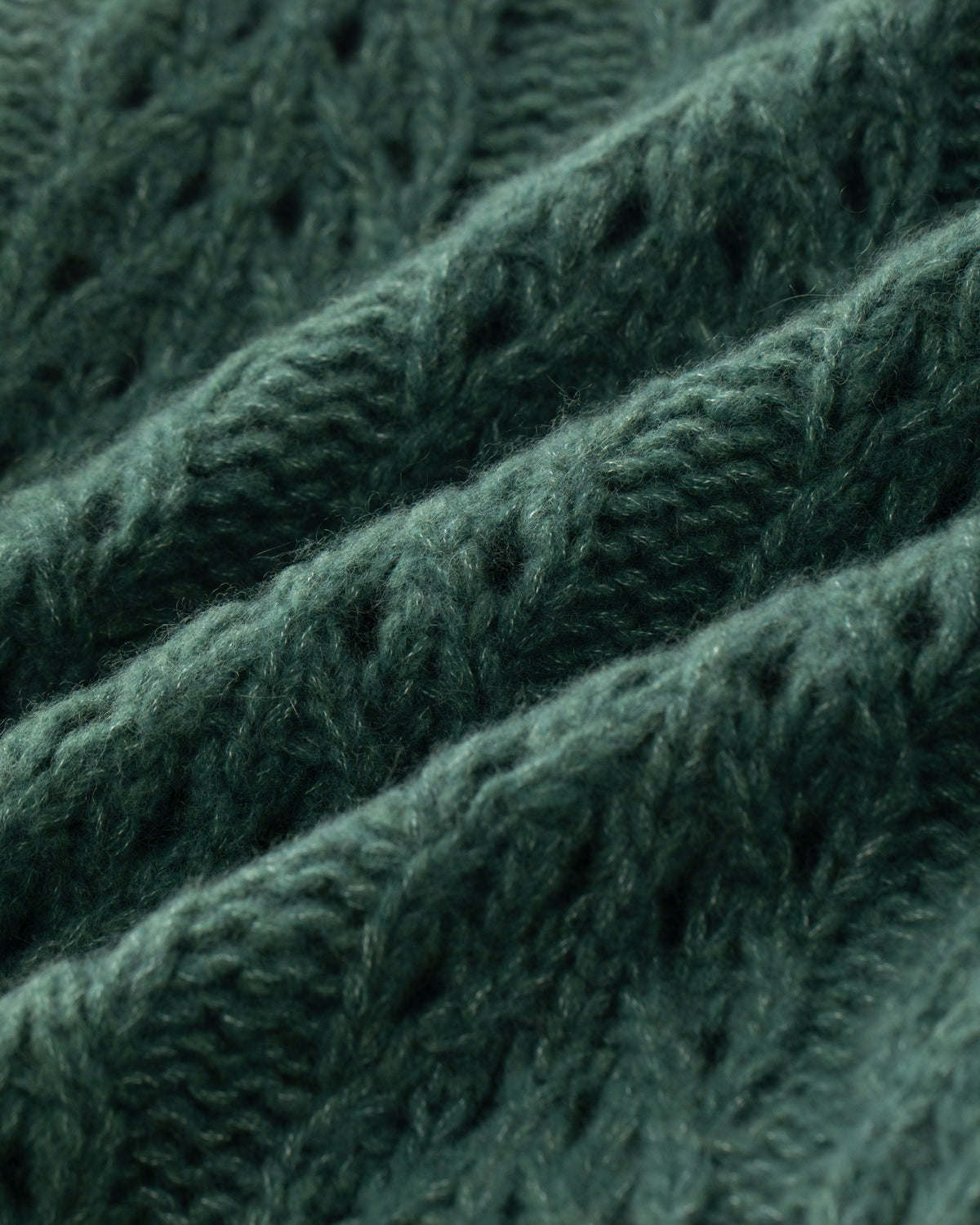 Damen Cardigan aus 75% Kaschmir, 25% Seide in Emerald – Cardigan aus Grobstrick mit Zopfmuster, offen fallender Vorderseite, überschnittenen Schultern und langen, relaxten Ärmeln.