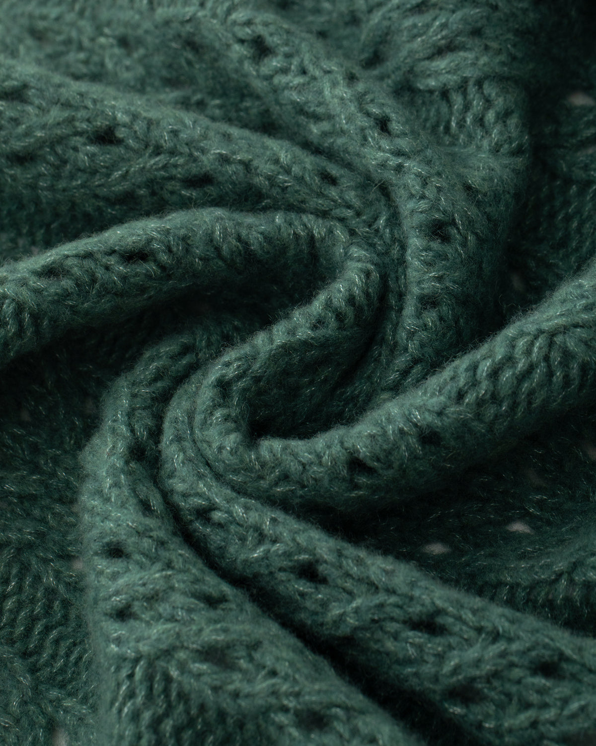 Damen Cardigan aus 75% Kaschmir, 25% Seide in Emerald – Cardigan aus Grobstrick mit Zopfmuster, offen fallender Vorderseite, überschnittenen Schultern und langen, relaxten Ärmeln.