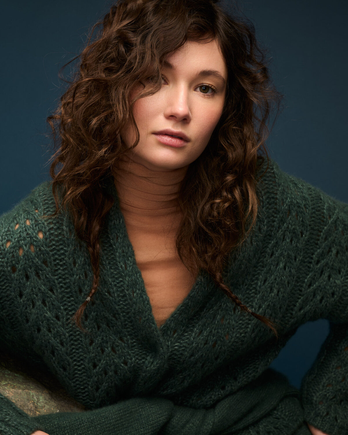 Damen Cardigan aus 75% Kaschmir, 25% Seide in Emerald – Cardigan aus Grobstrick mit Zopfmuster, offen fallender Vorderseite, überschnittenen Schultern und langen, relaxten Ärmeln.