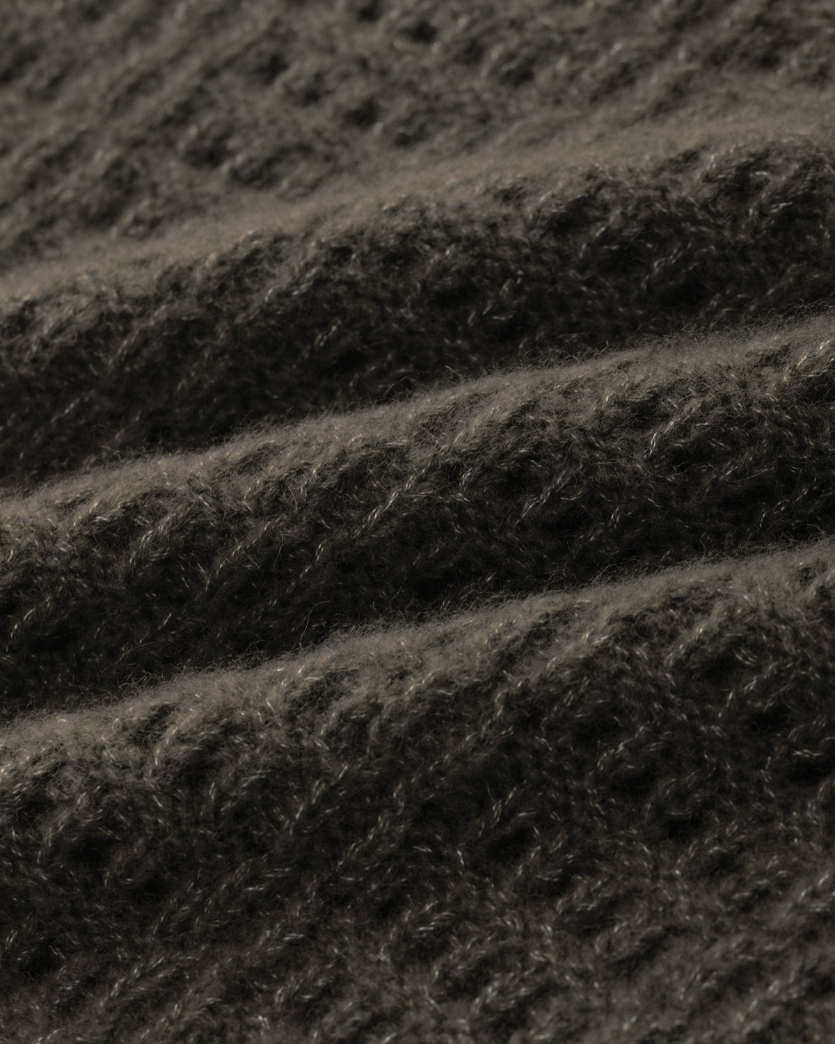 Damen Pullunder aus 75 % Kaschmir und 25 % Seide in Black Forest – Pullover mit Lochstrickmuster in mittelschwerer, leicht transparenter Strickqualität und oversized Passform mit breiter, kurzer Silhouette. Das Modell verfügt über einen großen V-Ausschnitt mit Kragen in Rippstruktur. Ärmelbündchen und Saum sind in Rippstruktur gearbeitet und verleihen dem Design einen modernen, lässigen Look.
