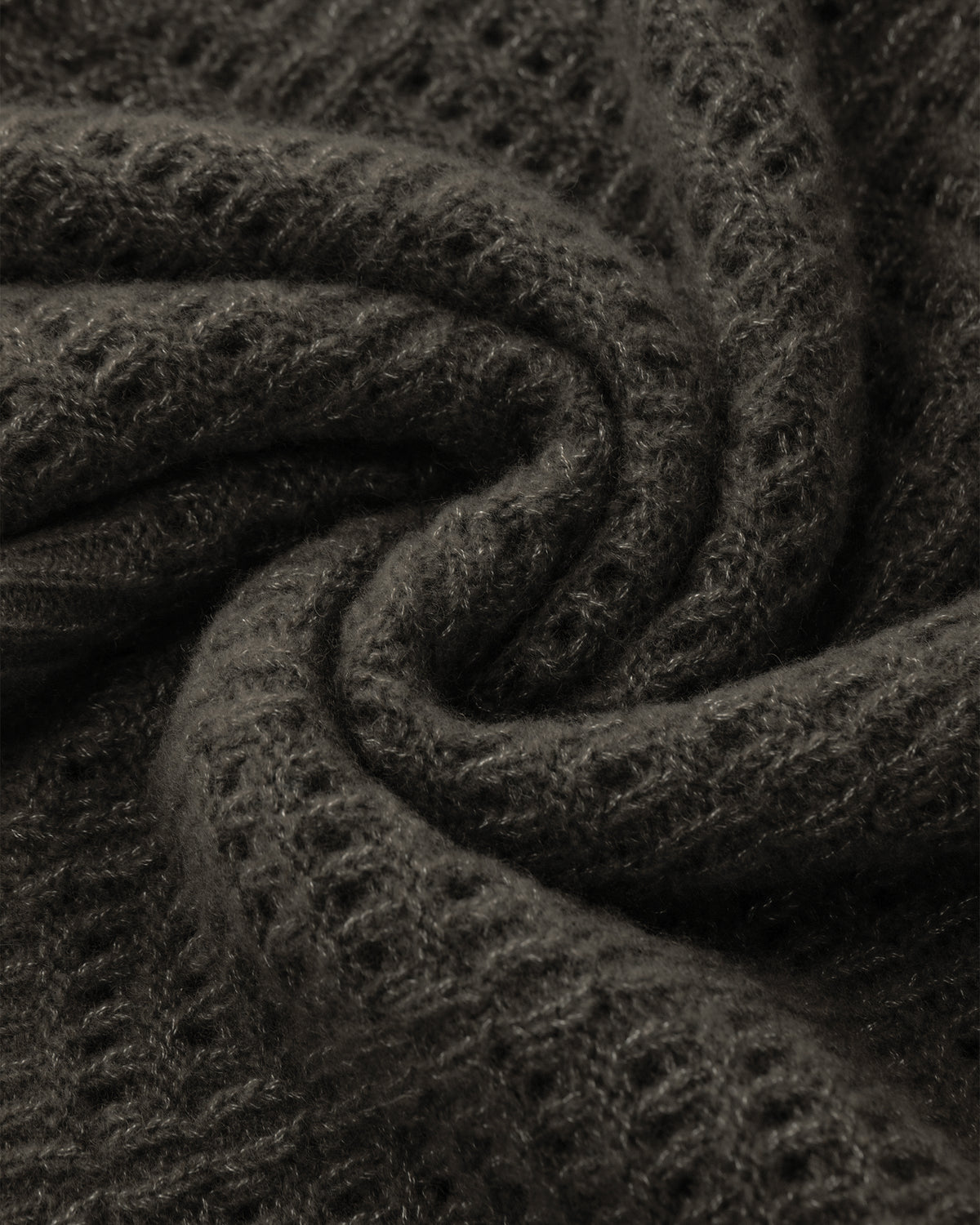 Damen Pullunder aus 75 % Kaschmir und 25 % Seide in Black Forest – Pullover mit Lochstrickmuster in mittelschwerer, leicht transparenter Strickqualität und oversized Passform mit breiter, kurzer Silhouette. Das Modell verfügt über einen großen V-Ausschnitt mit Kragen in Rippstruktur. Ärmelbündchen und Saum sind in Rippstruktur gearbeitet und verleihen dem Design einen modernen, lässigen Look.
