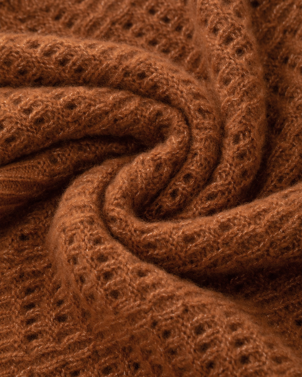 Damen Pullunder aus 75 % Kaschmir und 25 % Seide in Bronze – Pullover mit Lochstrickmuster in mittelschwerer, leicht transparenter Strickqualität und oversized Passform mit breiter, kurzer Silhouette. Das Modell verfügt über einen großen V-Ausschnitt mit Kragen in Rippstruktur. Ärmelbündchen und Saum sind in Rippstruktur gearbeitet und verleihen dem Design einen modernen, lässigen Look.