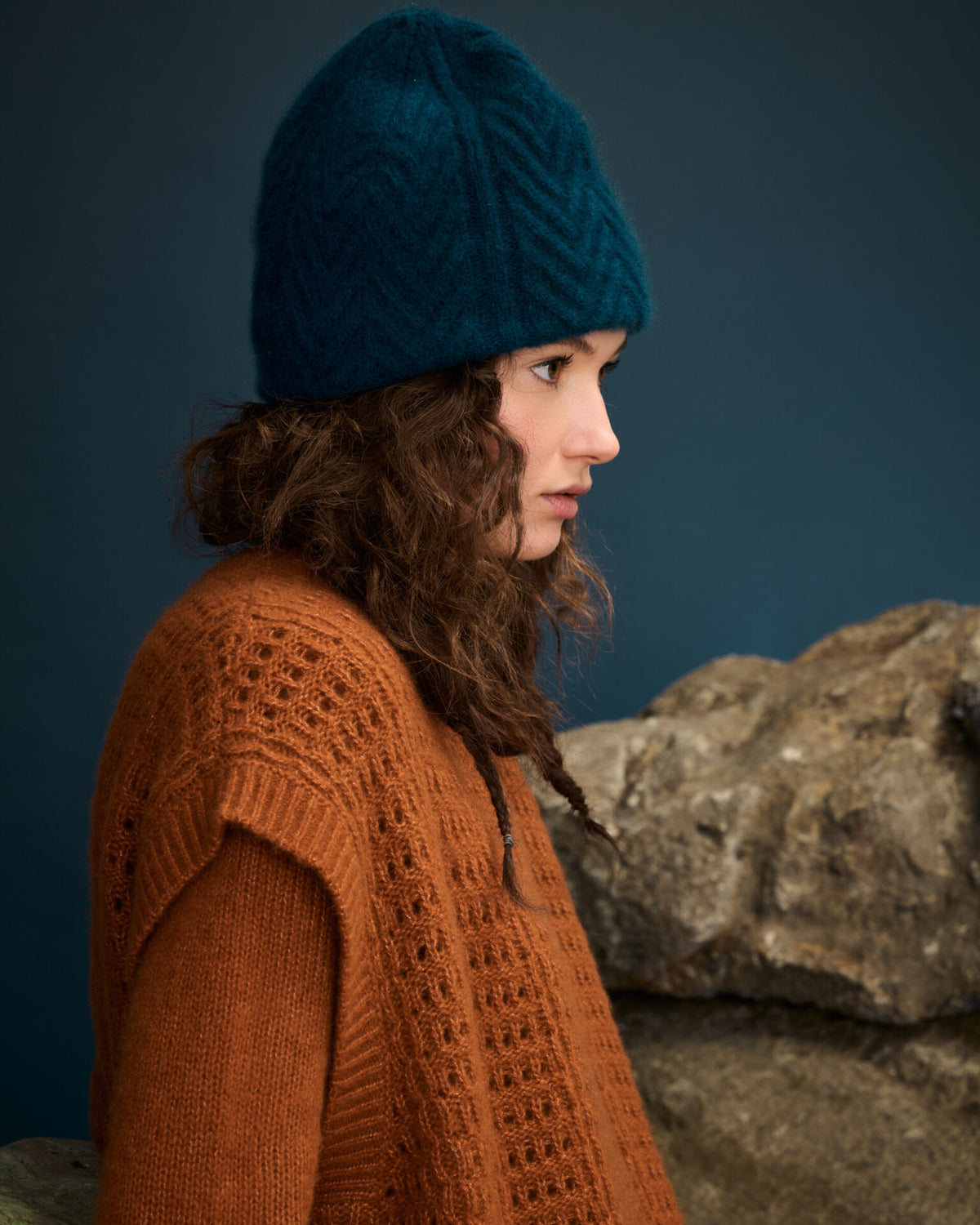 Damen Pullunder aus 75 % Kaschmir und 25 % Seide in Bronze – Pullover mit Lochstrickmuster in mittelschwerer, leicht transparenter Strickqualität und oversized Passform mit breiter, kurzer Silhouette. Das Modell verfügt über einen großen V-Ausschnitt mit Kragen in Rippstruktur. Ärmelbündchen und Saum sind in Rippstruktur gearbeitet und verleihen dem Design einen modernen, lässigen Look.