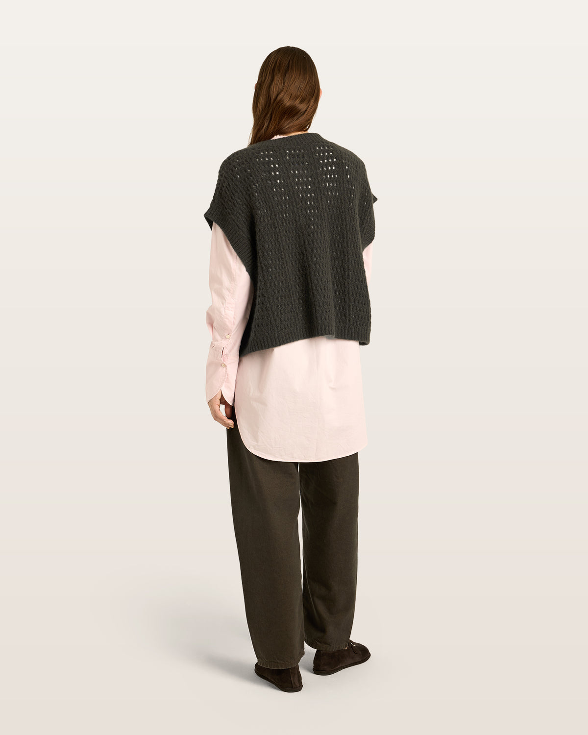 Damen Pullunder aus 75 % Kaschmir und 25 % Seide in Black Forest – Pullover mit Lochstrickmuster in mittelschwerer, leicht transparenter Strickqualität und oversized Passform mit breiter, kurzer Silhouette. Das Modell verfügt über einen großen V-Ausschnitt mit Kragen in Rippstruktur. Ärmelbündchen und Saum sind in Rippstruktur gearbeitet und verleihen dem Design einen modernen, lässigen Look.
