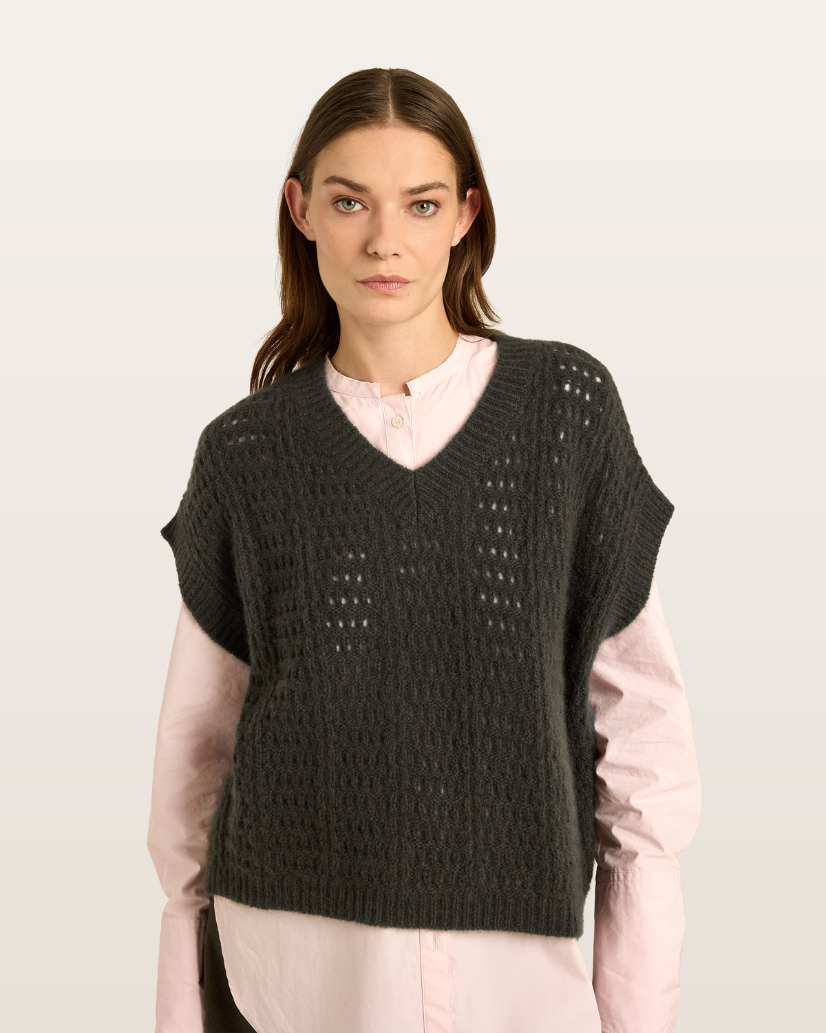 Damen Pullunder aus 75 % Kaschmir und 25 % Seide in Black Forest – Pullover mit Lochstrickmuster in mittelschwerer, leicht transparenter Strickqualität und oversized Passform mit breiter, kurzer Silhouette. Das Modell verfügt über einen großen V-Ausschnitt mit Kragen in Rippstruktur. Ärmelbündchen und Saum sind in Rippstruktur gearbeitet und verleihen dem Design einen modernen, lässigen Look.
