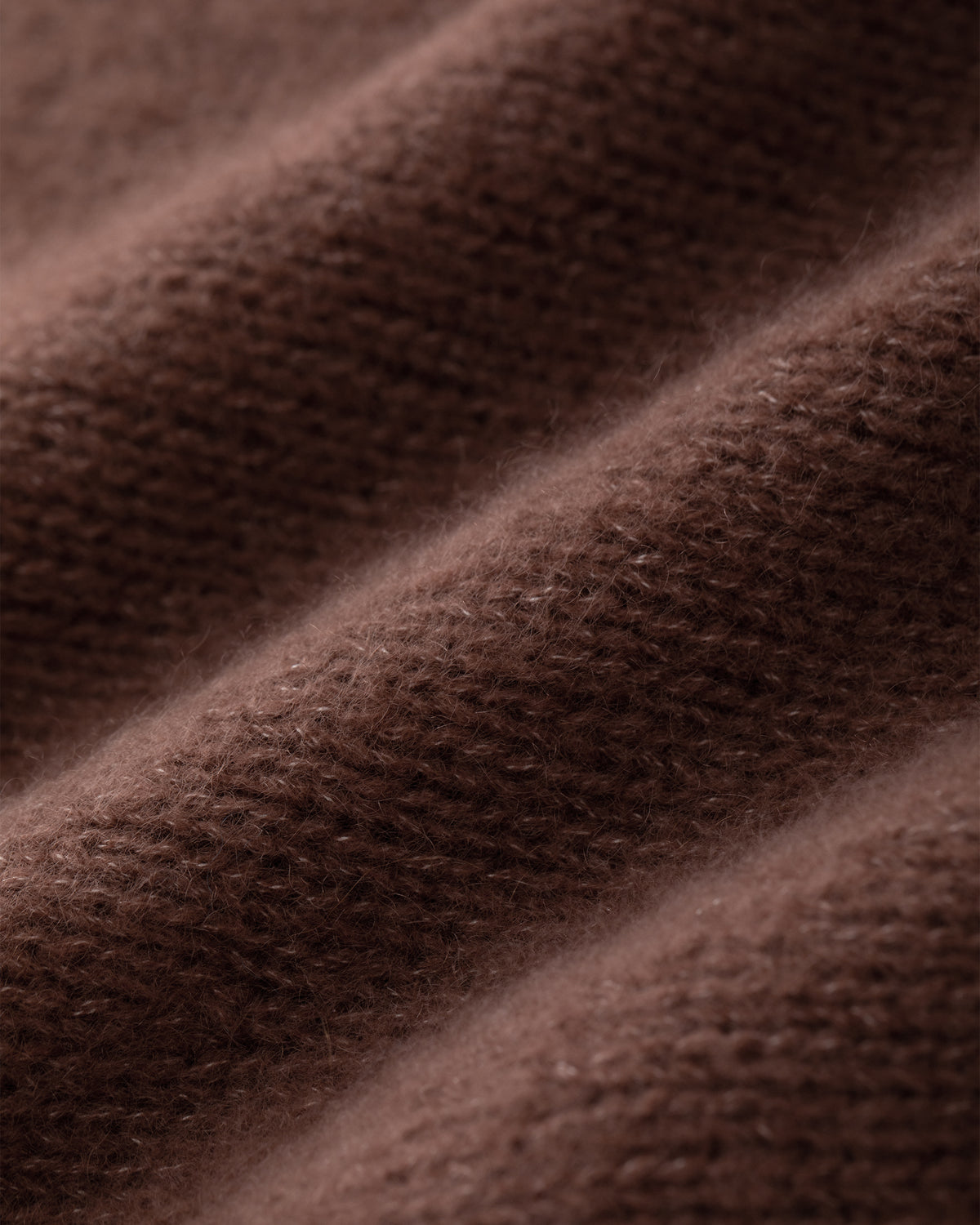 Damen Strickrock aus 75 % Kaschmir und 25 % Seide in Maple – glatt gestrickter Rock in grober Strickqualität mit strukturiertem, grafischem Strickmuster am Saum. Das Modell in figurbetonter A-Linie verfügt über eine Midi-Länge sowie einen Taillenbund mit Gummizug und verbindet zeitlose Eleganz mit modernem Tragekomfort.

