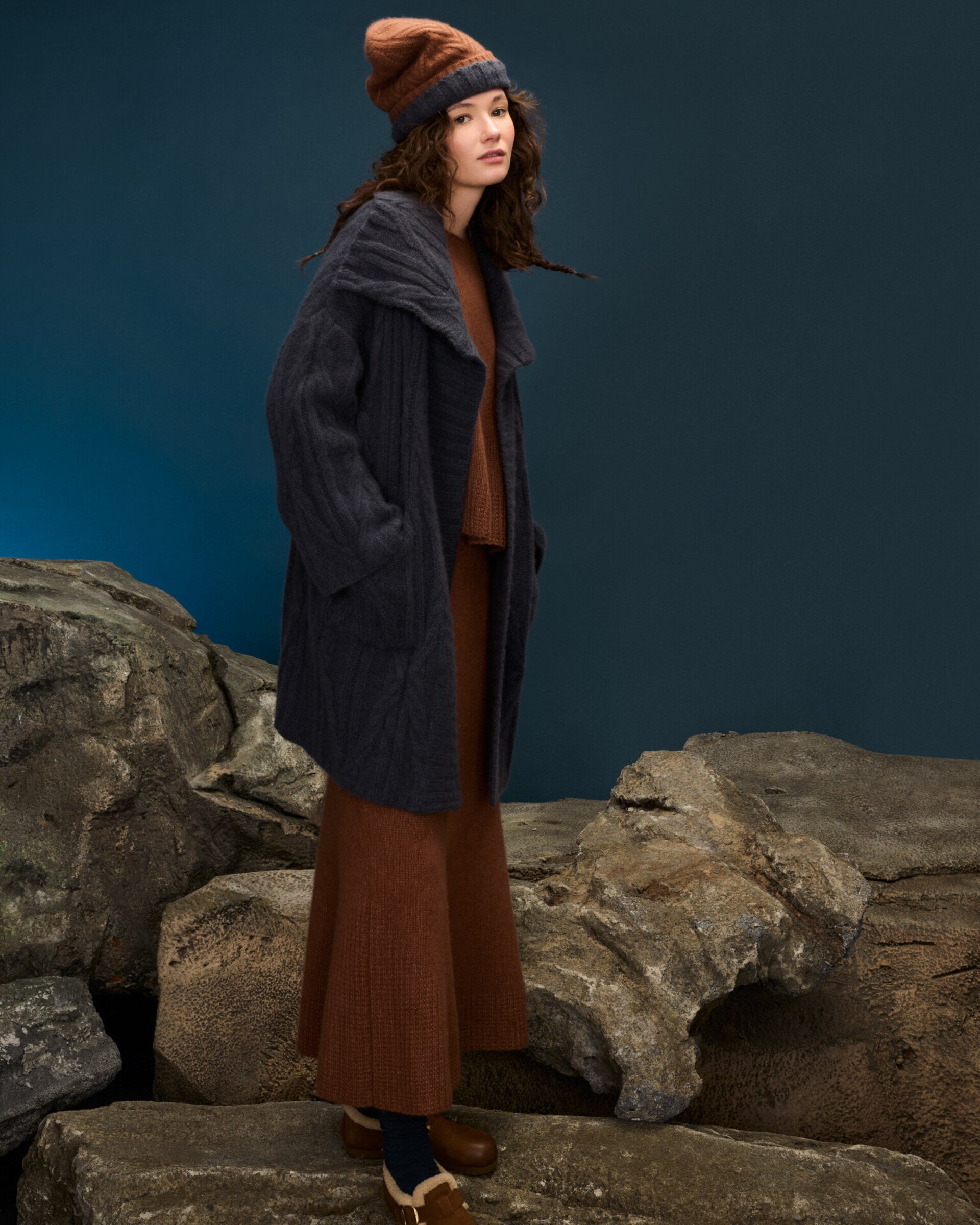 Damen Strickrock aus 75 % Kaschmir und 25 % Seide in Maple – glatt gestrickter Rock in grober Strickqualität mit strukturiertem, grafischem Strickmuster am Saum. Das Modell in figurbetonter A-Linie verfügt über eine Midi-Länge sowie einen Taillenbund mit Gummizug und verbindet zeitlose Eleganz mit modernem Tragekomfort.
