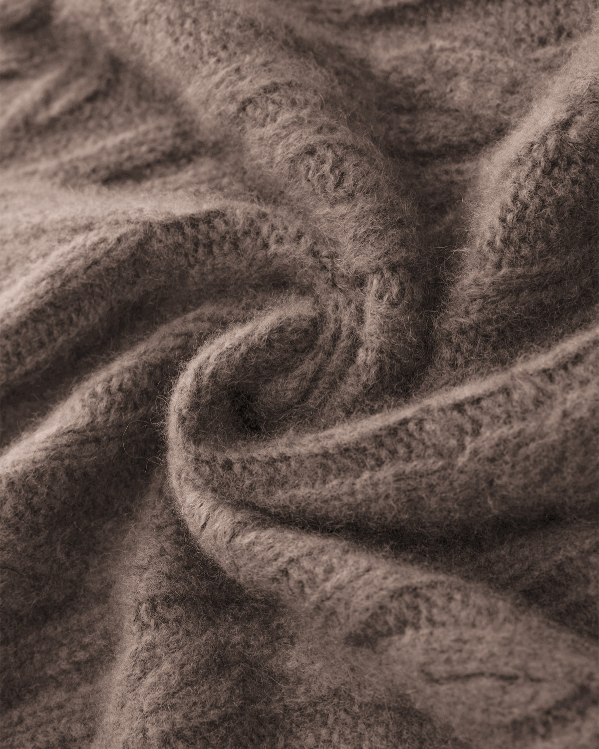 Damen Mantel aus 75% Kaschmir, 25% Seide in Natural Twine – Mantel aus Grobstrick mit Strukturstrick aus Zopf- und Streifenmuster, breitem, überlappendem Kragen, zwei aufgesetzten Taschen auf Hüfthöhe und langen, weit geschnittenen Ärmeln.