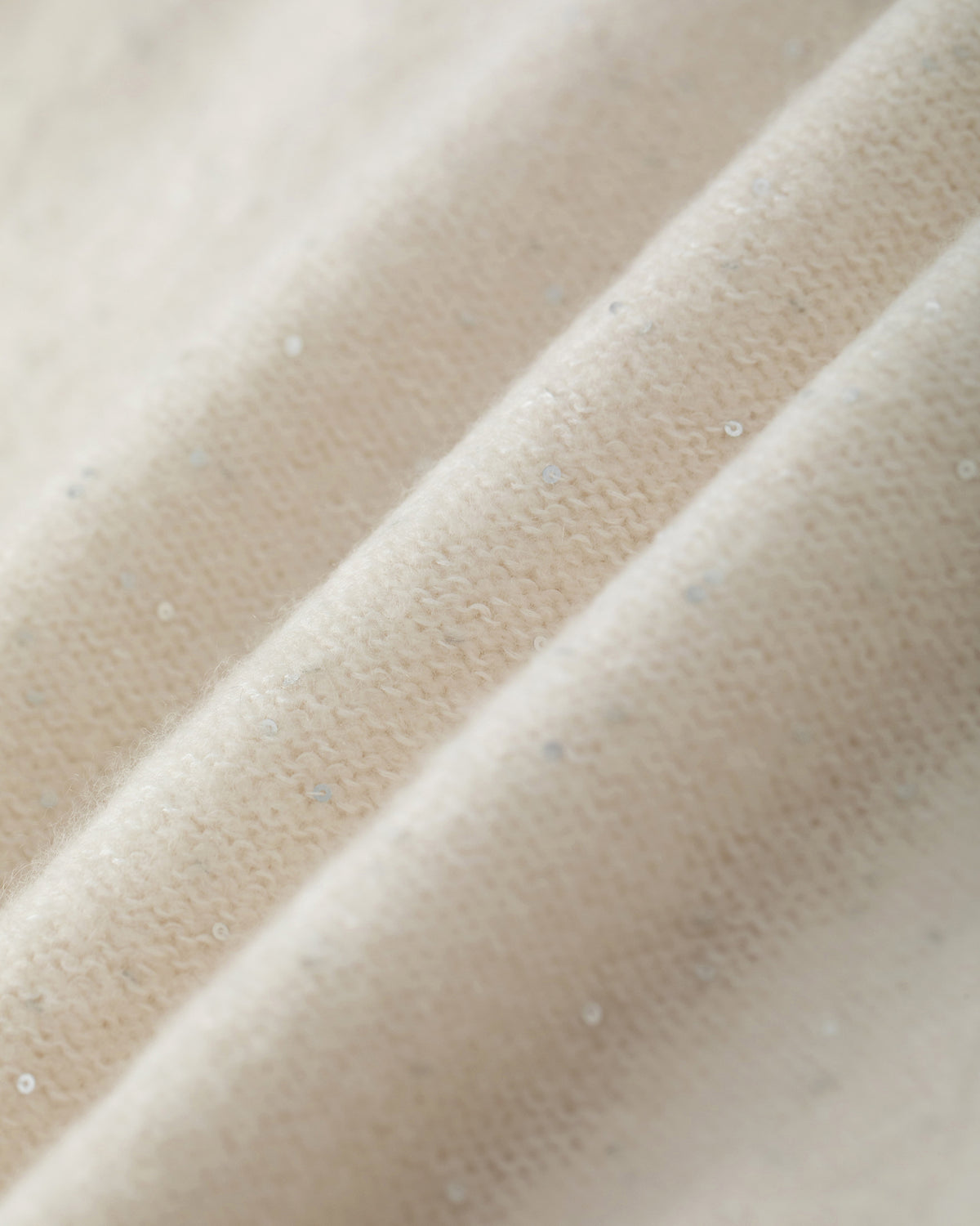 Damen Poncho aus 56% Kaschmir, 28% Baumwolle, 12% Polyamid, 2% Pailletten, 2% Elastan in Estelle – Poncho mit Rundhalsausschnitt und eingearbeiteten Pailletten.