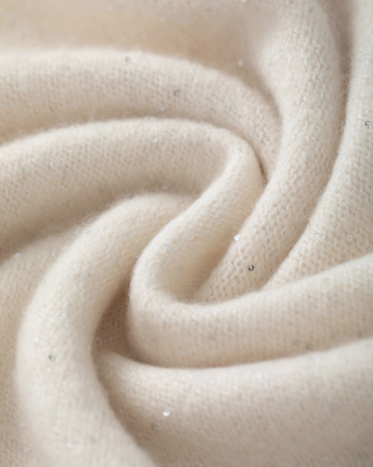 Damen Poncho aus 56% Kaschmir, 28% Baumwolle, 12% Polyamid, 2% Pailletten, 2% Elastan in Estelle – Poncho mit Rundhalsausschnitt und eingearbeiteten Pailletten.