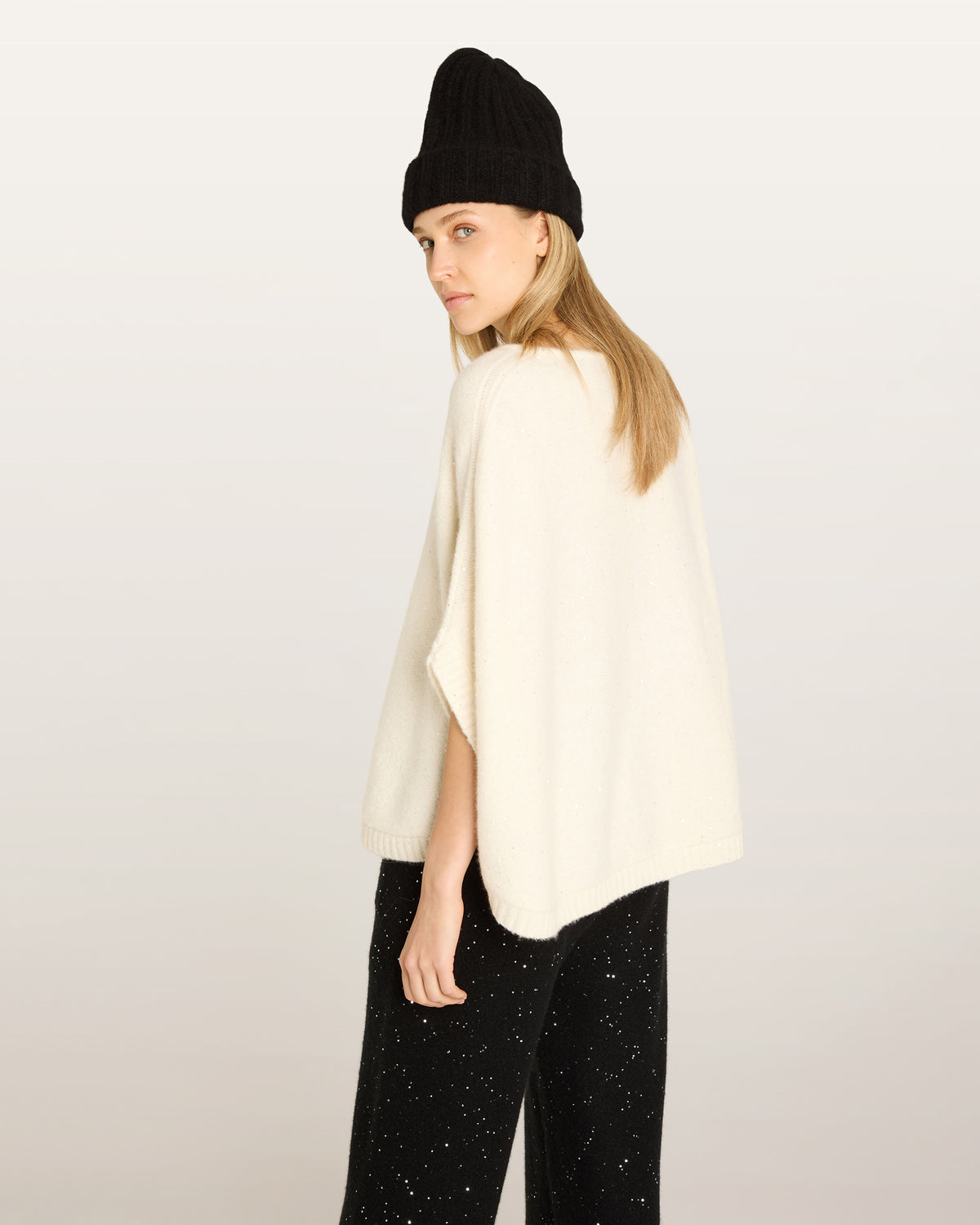 Damen Poncho aus 56% Kaschmir, 28% Baumwolle, 12% Polyamid, 2% Pailletten, 2% Elastan in Estelle – Poncho mit Rundhalsausschnitt und eingearbeiteten Pailletten.