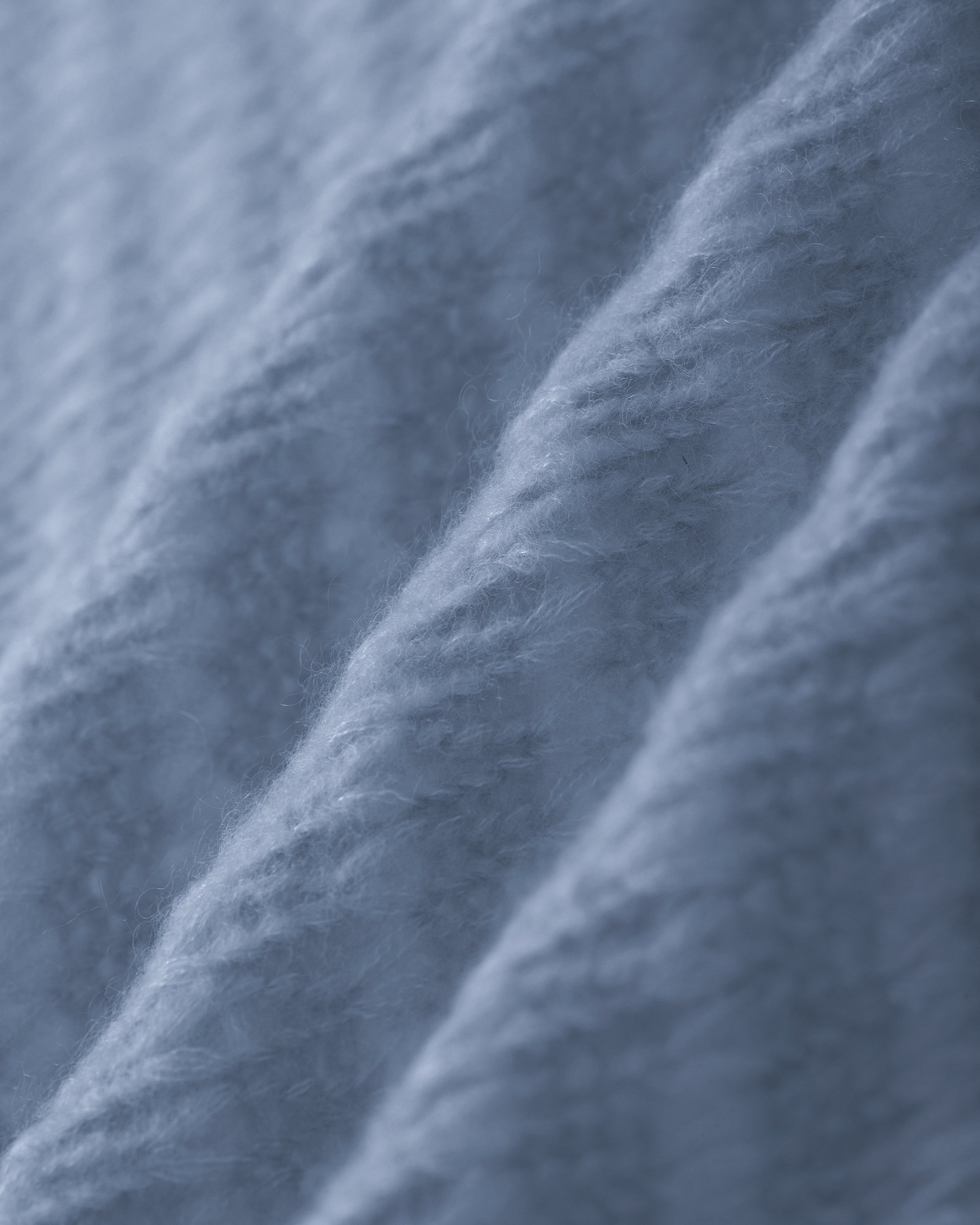 Damen Jacket aus 75 % Kaschmir und 25 % Seide in sky blue (blau) – glatt gestrickter Pullover in Streifenoptik mit oversized Passform, überschnittener Schulter, langen weiten Ärmeln, kleinen Rippbündchen an Ärmeln und Saum sowie einem verdeckten Kunststoffknopf