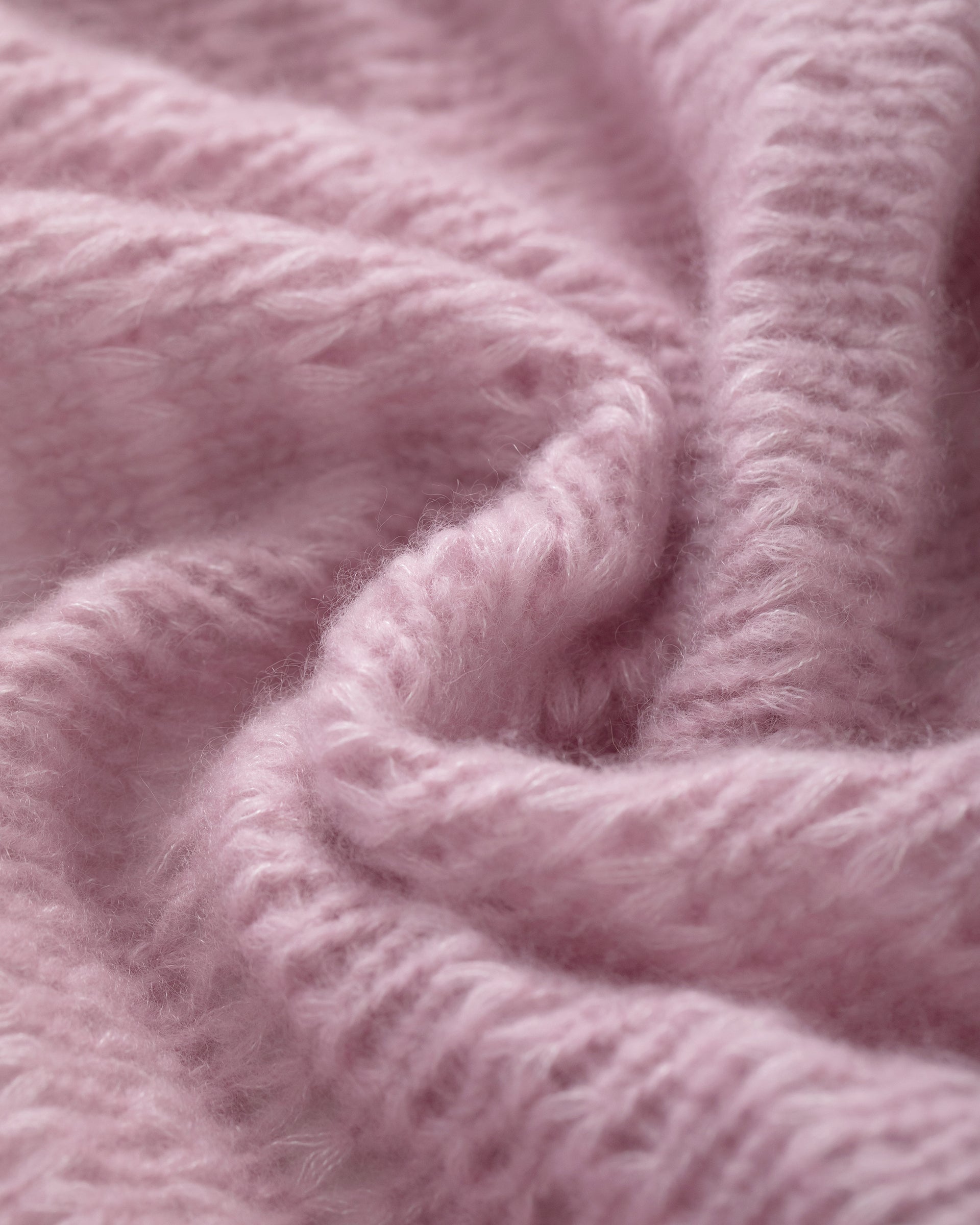 Damen Jacket aus 75 % Kaschmir und 25 % Seide in light raspberry (rosa) – glatt gestrickter Pullover in Streifenoptik mit oversized Passform, überschnittener Schulter, langen weiten Ärmeln, kleinen Rippbündchen an Ärmeln und Saum sowie einem verdeckten Kunststoffknopf