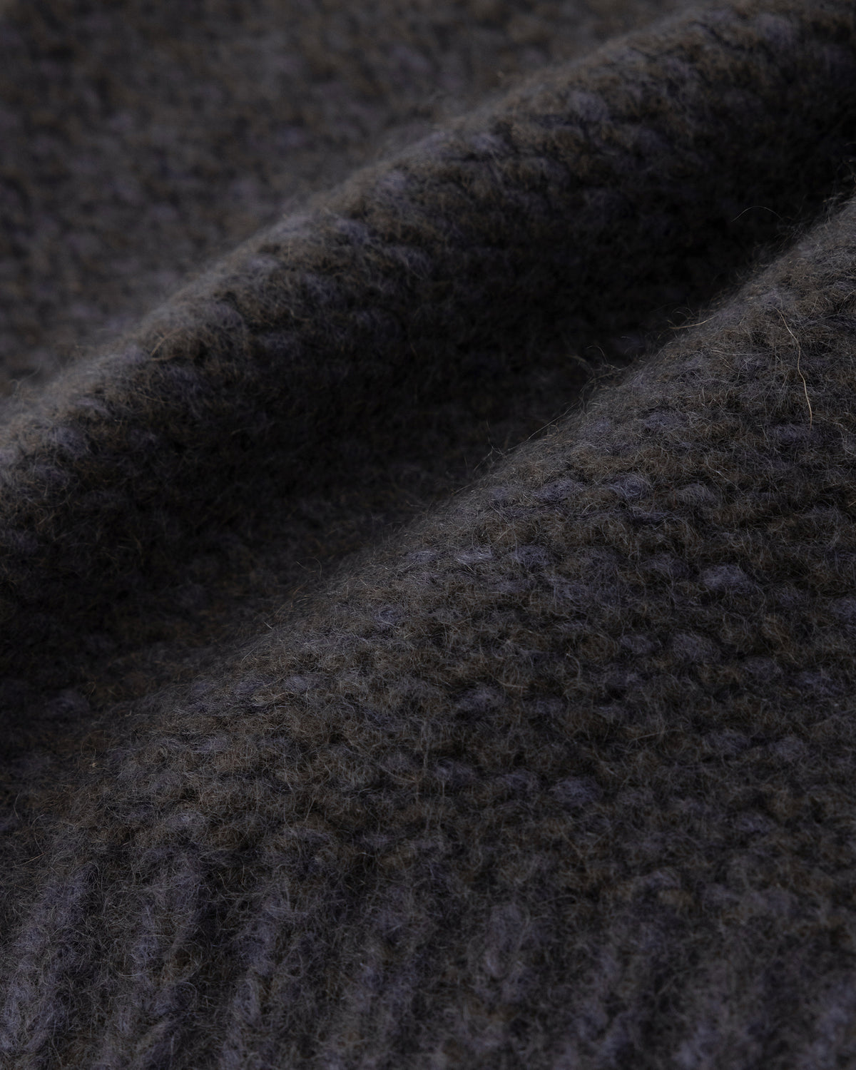 Mütze aus 75% Kaschmir, 25% Seide in Forest Grey – Mütze mit Rippstruktur am Saum.