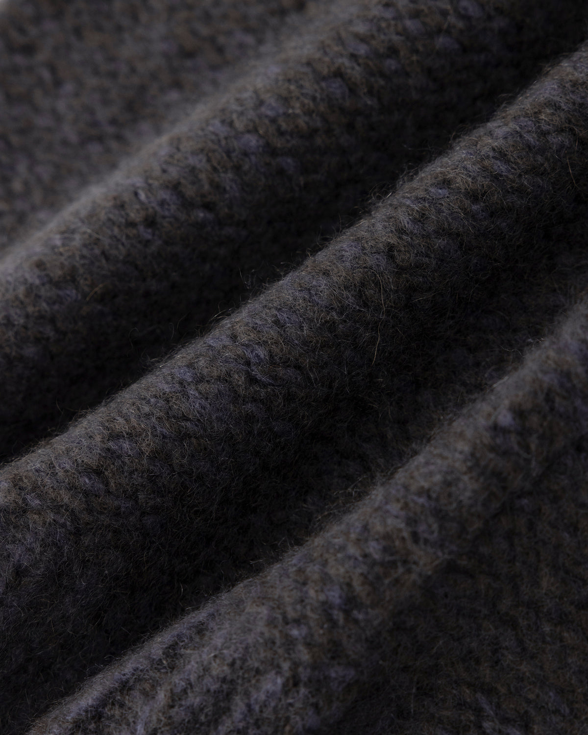 Mütze aus 75% Kaschmir, 25% Seide in Forest Grey – Mütze mit Rippstruktur am Saum.