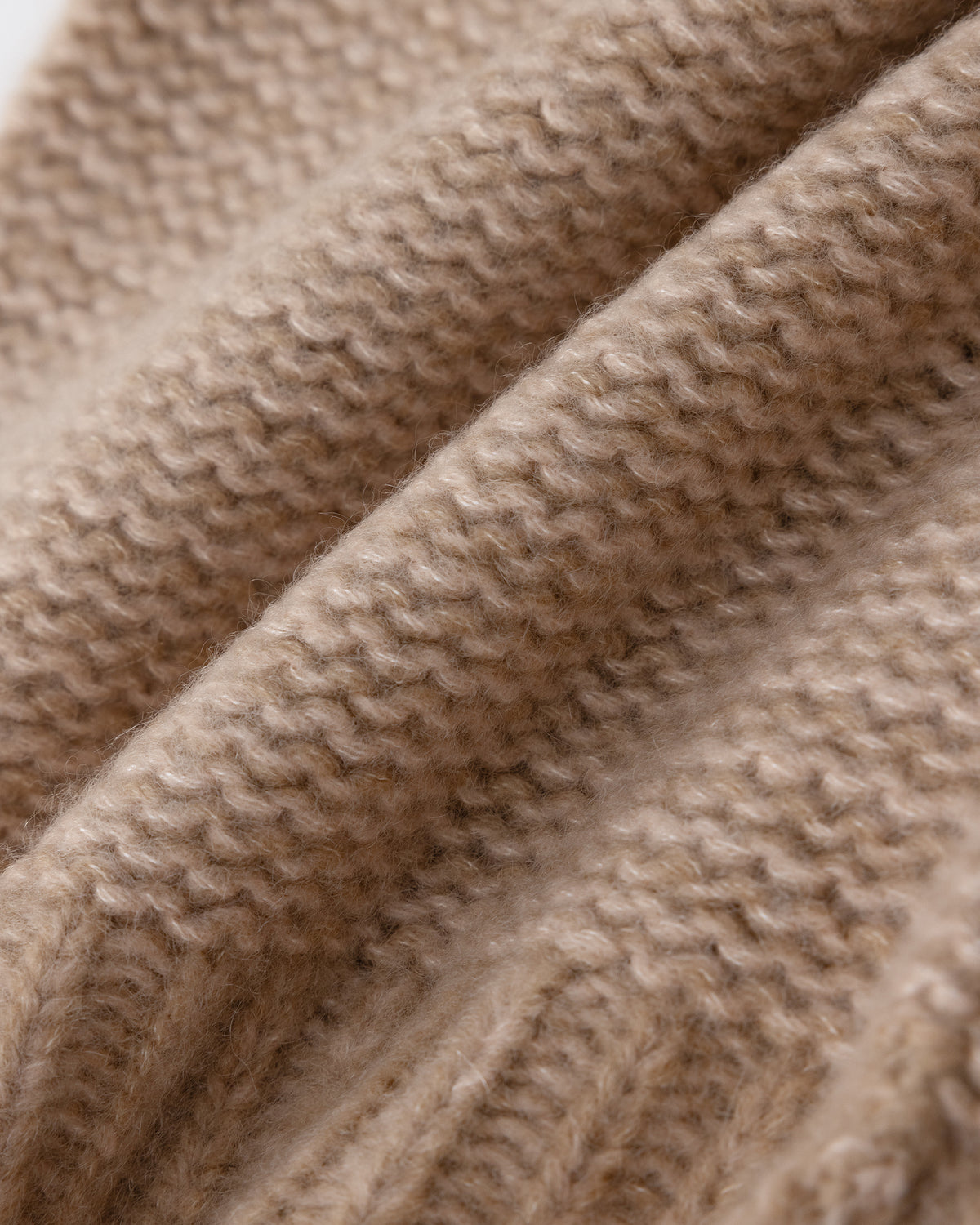 Mütze aus 75% Kaschmir, 25% Seide in Sand Rose – Mütze mit Rippstruktur am Saum.