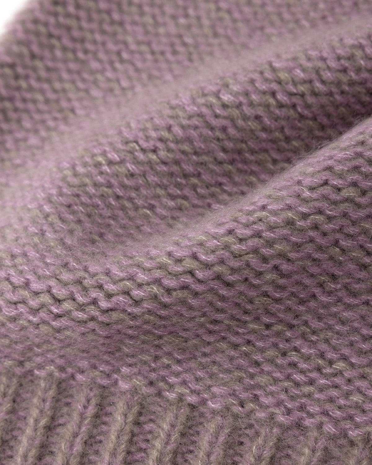 Mütze aus 75% Kaschmir, 25% Seide in Twine Lilac – Mütze mit Rippstruktur am Saum.