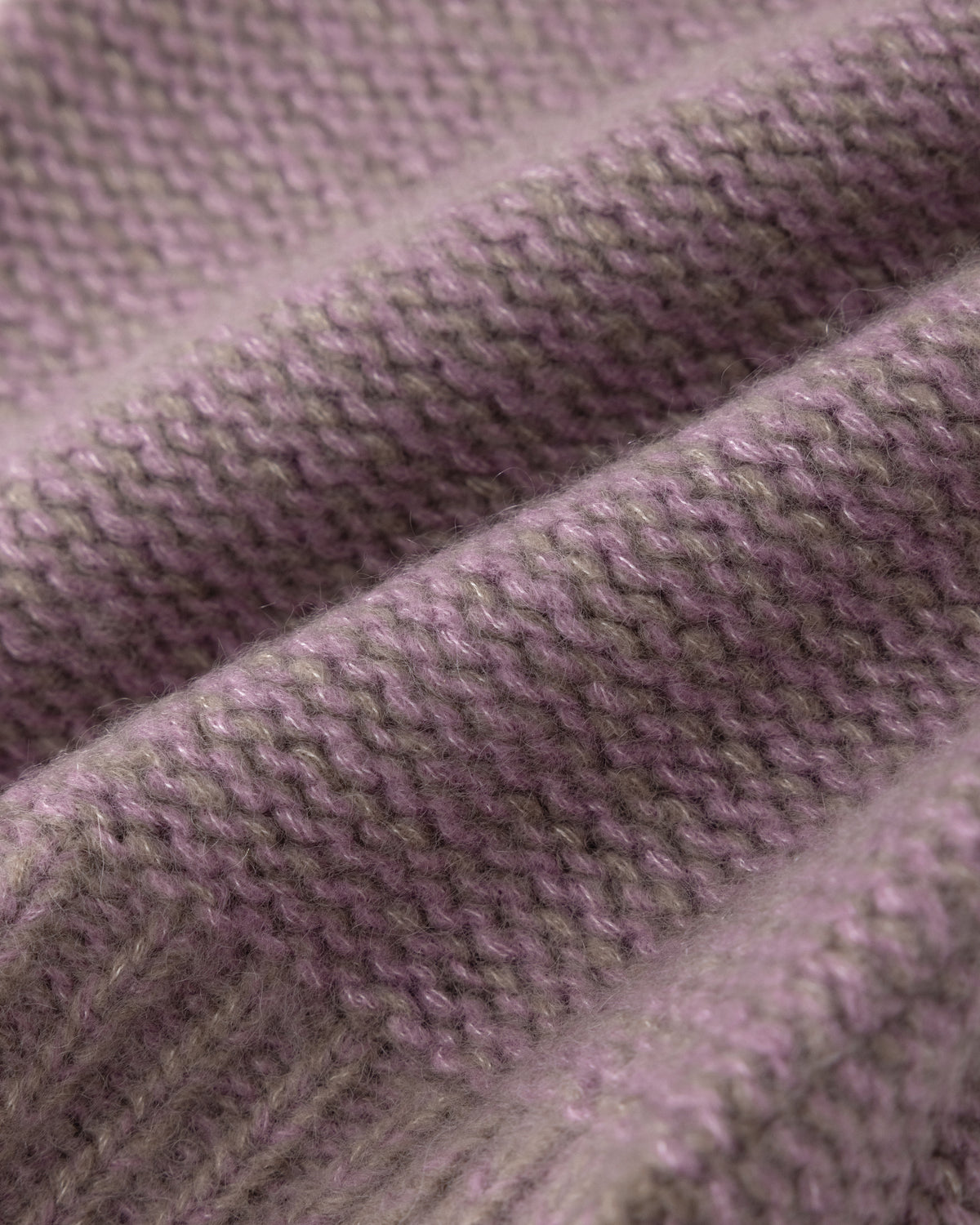 Mütze aus 75% Kaschmir, 25% Seide in Twine Lilac – Mütze mit Rippstruktur am Saum.