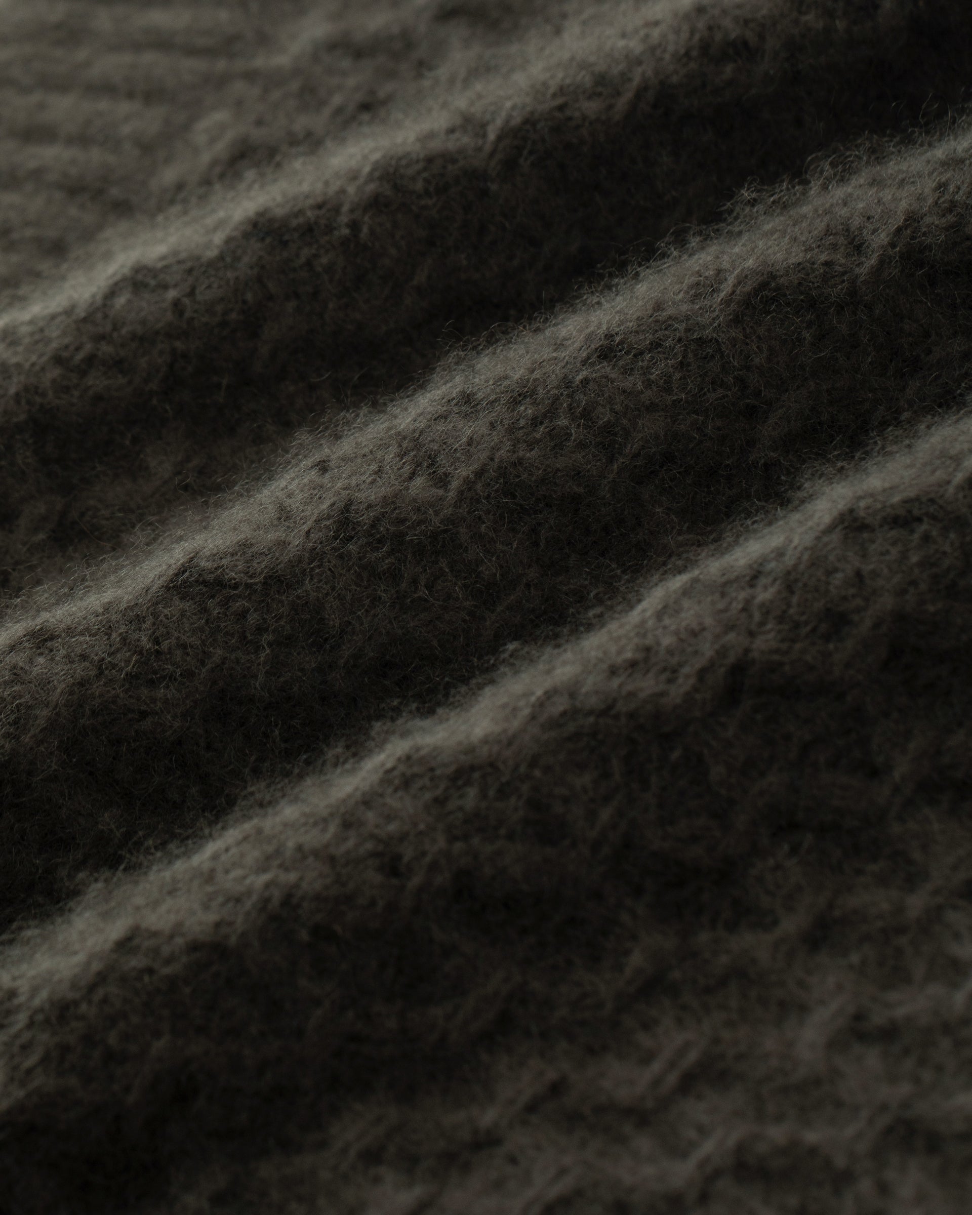 Damen Cardigan aus 75 % Kaschmir und 25 % Seide in Black Forest – Cardigan mit grafischem Zopfstrickmuster in mittelschwerer Qualität mit körperbetonter, gerader Passform, Rundhalsausschnitt mit Kragen in Rippstruktur sowie klassischer Schulterform und langen, schmalen Ärmeln. Ärmelbündchen und Saum sind in Rippstruktur gearbeitet. Eine gerippte Knopfleiste mit Knöpfen aus waschbarem Leder rundet das Design stilvoll ab.