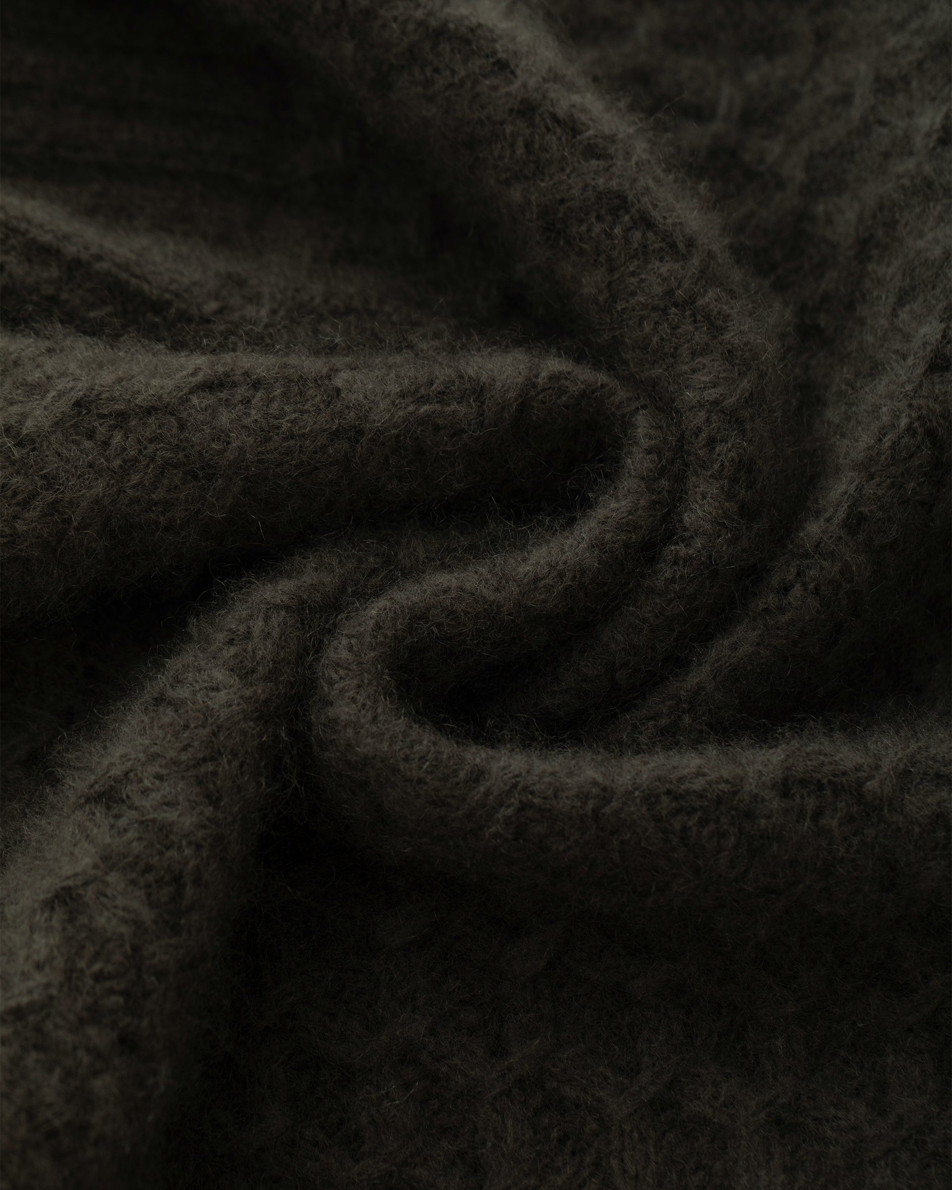 Damen Cardigan aus 75 % Kaschmir und 25 % Seide in Black Forest – Cardigan mit grafischem Zopfstrickmuster in mittelschwerer Qualität mit körperbetonter, gerader Passform, Rundhalsausschnitt mit Kragen in Rippstruktur sowie klassischer Schulterform und langen, schmalen Ärmeln. Ärmelbündchen und Saum sind in Rippstruktur gearbeitet. Eine gerippte Knopfleiste mit Knöpfen aus waschbarem Leder rundet das Design stilvoll ab.