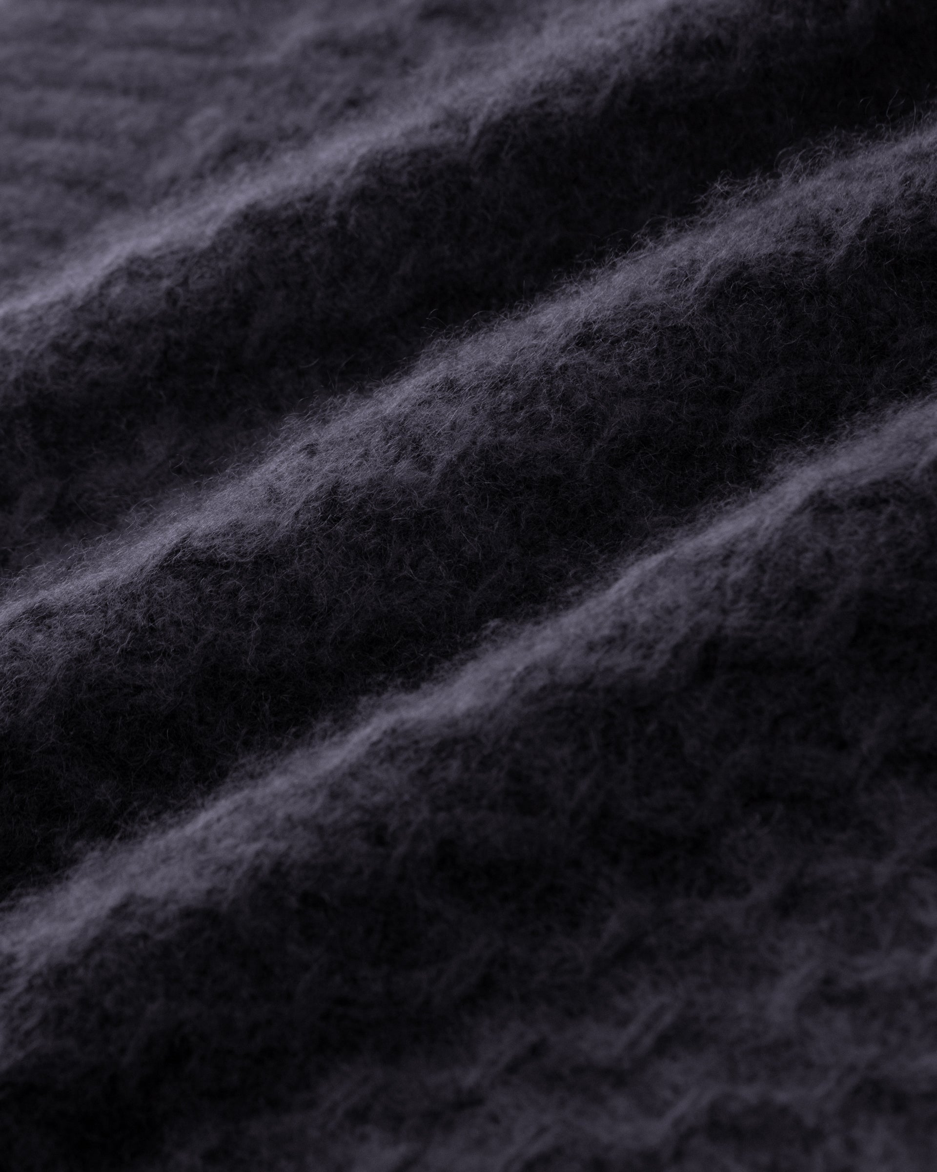 Damen Cardigan aus 75 % Kaschmir und 25 % Seide in Graphite Grey – Cardigan mit grafischem Zopfstrickmuster in mittelschwerer Qualität mit körperbetonter, gerader Passform, Rundhalsausschnitt mit Kragen in Rippstruktur sowie klassischer Schulterform und langen, schmalen Ärmeln. Ärmelbündchen und Saum sind in Rippstruktur gearbeitet. Eine gerippte Knopfleiste mit Knöpfen aus waschbarem Leder rundet das Design stilvoll ab.