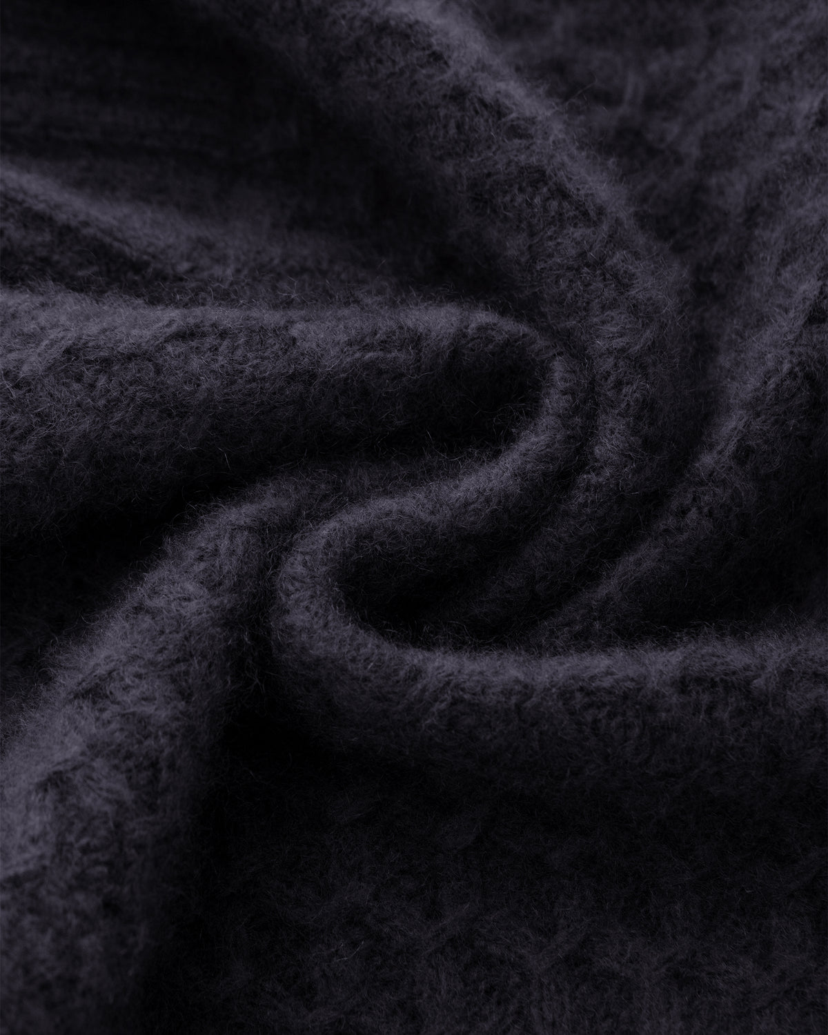 Damen Cardigan aus 75 % Kaschmir und 25 % Seide in Graphite Grey – Cardigan mit grafischem Zopfstrickmuster in mittelschwerer Qualität mit körperbetonter, gerader Passform, Rundhalsausschnitt mit Kragen in Rippstruktur sowie klassischer Schulterform und langen, schmalen Ärmeln. Ärmelbündchen und Saum sind in Rippstruktur gearbeitet. Eine gerippte Knopfleiste mit Knöpfen aus waschbarem Leder rundet das Design stilvoll ab.