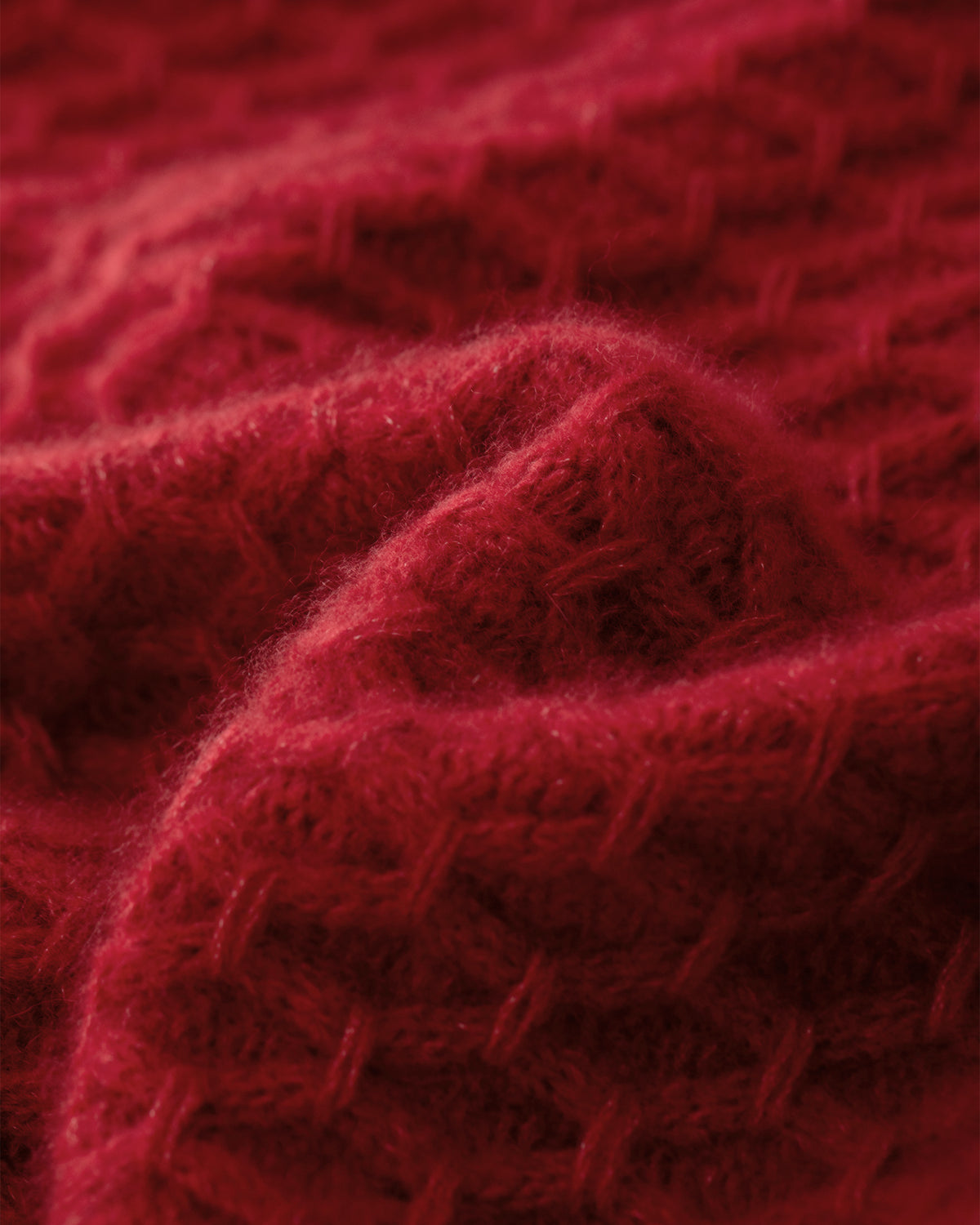 Damen Cardigan aus 75 % Kaschmir und 25 % Seide in Royal Garnet – Cardigan mit grafischem Zopfstrickmuster in mittelschwerer Qualität mit körperbetonter, gerader Passform, Rundhalsausschnitt mit Kragen in Rippstruktur sowie klassischer Schulterform und langen, schmalen Ärmeln. Ärmelbündchen und Saum sind in Rippstruktur gearbeitet. Eine gerippte Knopfleiste mit Knöpfen aus waschbarem Leder rundet das Design stilvoll ab.