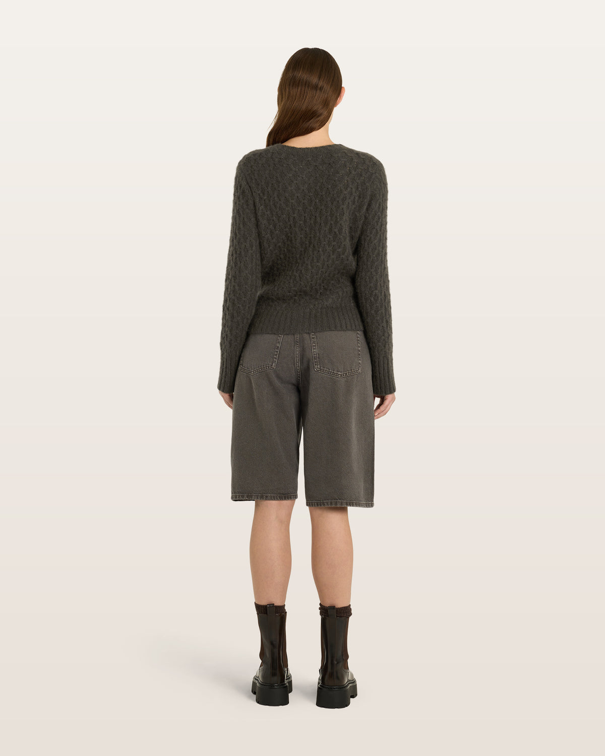 Damen Cardigan aus 75 % Kaschmir und 25 % Seide in Black Forest – Cardigan mit grafischem Zopfstrickmuster in mittelschwerer Qualität mit körperbetonter, gerader Passform, Rundhalsausschnitt mit Kragen in Rippstruktur sowie klassischer Schulterform und langen, schmalen Ärmeln. Ärmelbündchen und Saum sind in Rippstruktur gearbeitet. Eine gerippte Knopfleiste mit Knöpfen aus waschbarem Leder rundet das Design stilvoll ab.