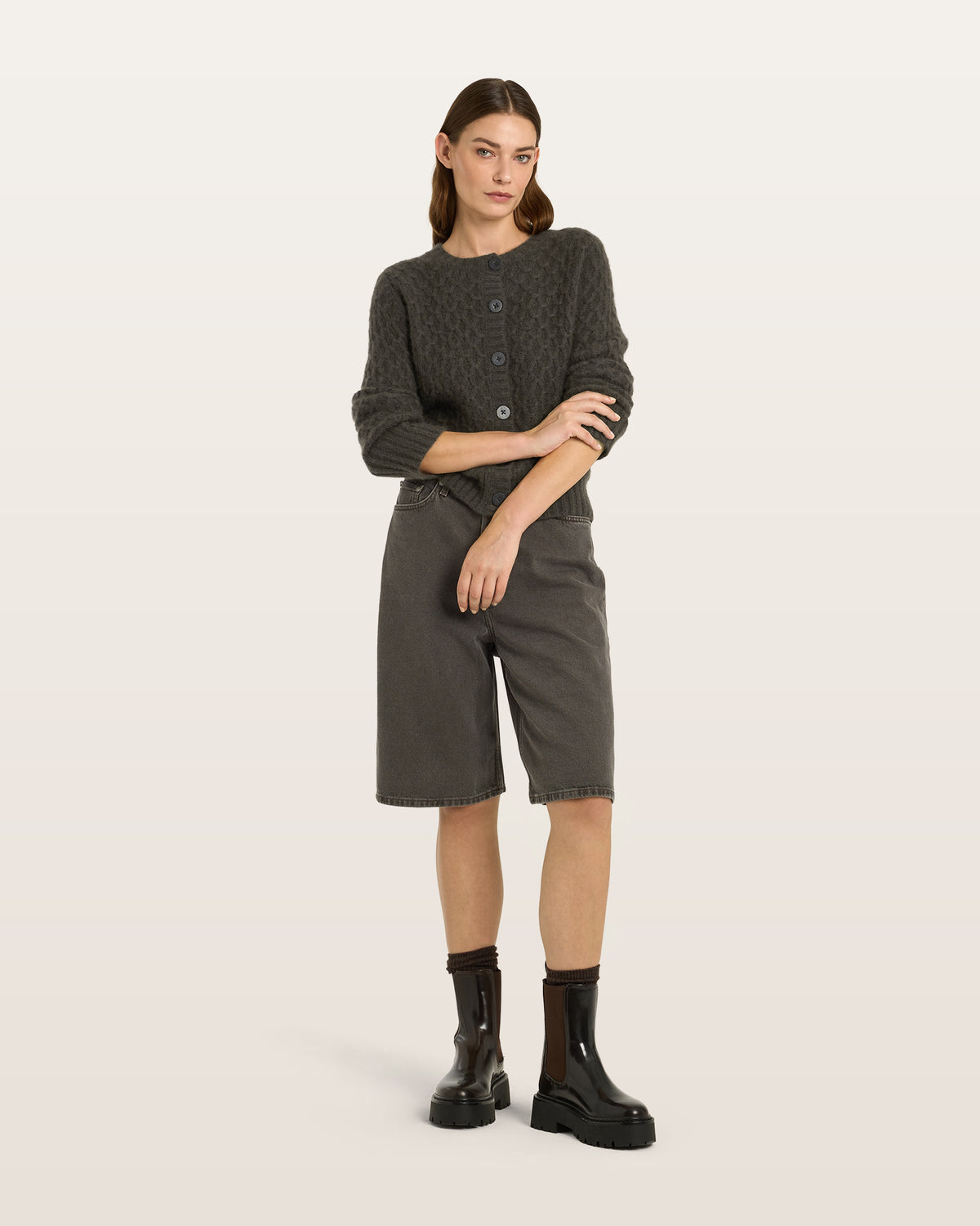Damen Cardigan aus 75 % Kaschmir und 25 % Seide in Black Forest – Cardigan mit grafischem Zopfstrickmuster in mittelschwerer Qualität mit körperbetonter, gerader Passform, Rundhalsausschnitt mit Kragen in Rippstruktur sowie klassischer Schulterform und langen, schmalen Ärmeln. Ärmelbündchen und Saum sind in Rippstruktur gearbeitet. Eine gerippte Knopfleiste mit Knöpfen aus waschbarem Leder rundet das Design stilvoll ab.