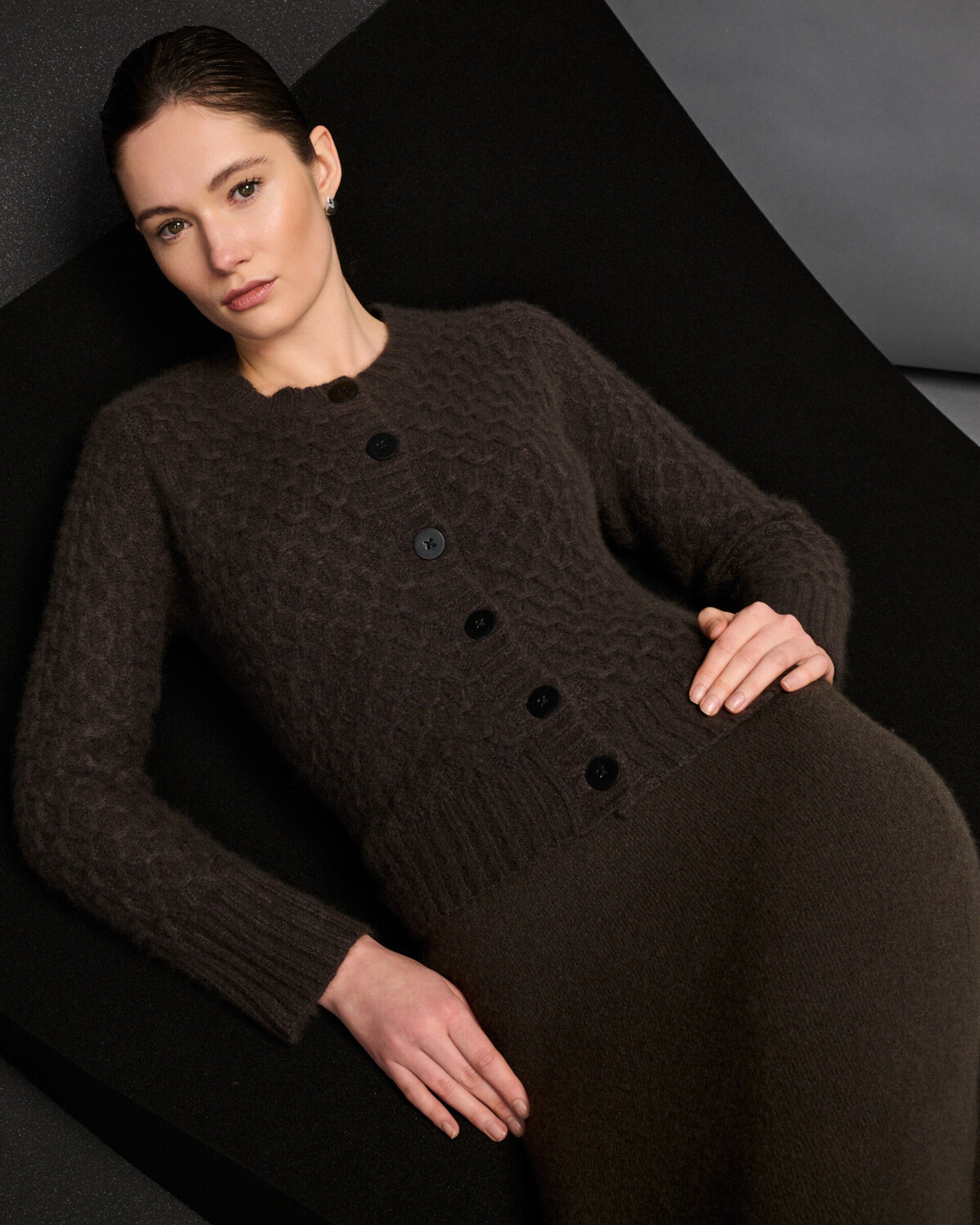 Damen Cardigan aus 75 % Kaschmir und 25 % Seide in Black Forest – Cardigan mit grafischem Zopfstrickmuster in mittelschwerer Qualität mit körperbetonter, gerader Passform, Rundhalsausschnitt mit Kragen in Rippstruktur sowie klassischer Schulterform und langen, schmalen Ärmeln. Ärmelbündchen und Saum sind in Rippstruktur gearbeitet. Eine gerippte Knopfleiste mit Knöpfen aus waschbarem Leder rundet das Design stilvoll ab.