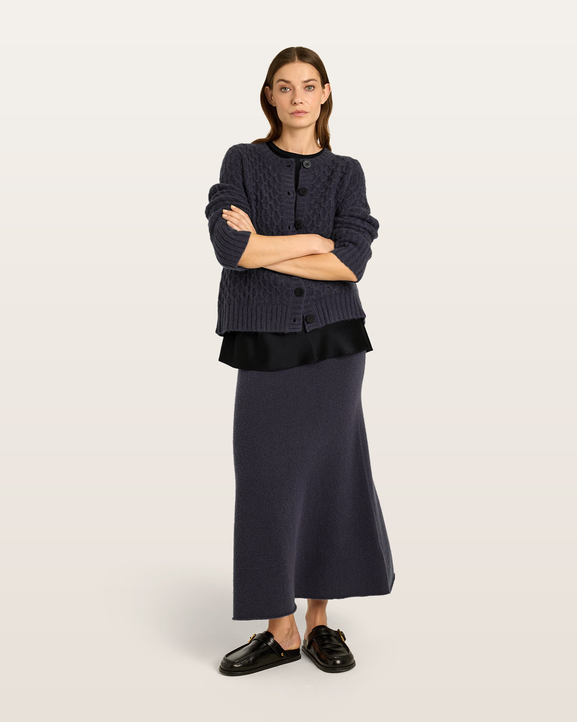 Damen Cardigan aus 75 % Kaschmir und 25 % Seide in Graphite Grey – Cardigan mit grafischem Zopfstrickmuster in mittelschwerer Qualität mit körperbetonter, gerader Passform, Rundhalsausschnitt mit Kragen in Rippstruktur sowie klassischer Schulterform und langen, schmalen Ärmeln. Ärmelbündchen und Saum sind in Rippstruktur gearbeitet. Eine gerippte Knopfleiste mit Knöpfen aus waschbarem Leder rundet das Design stilvoll ab.