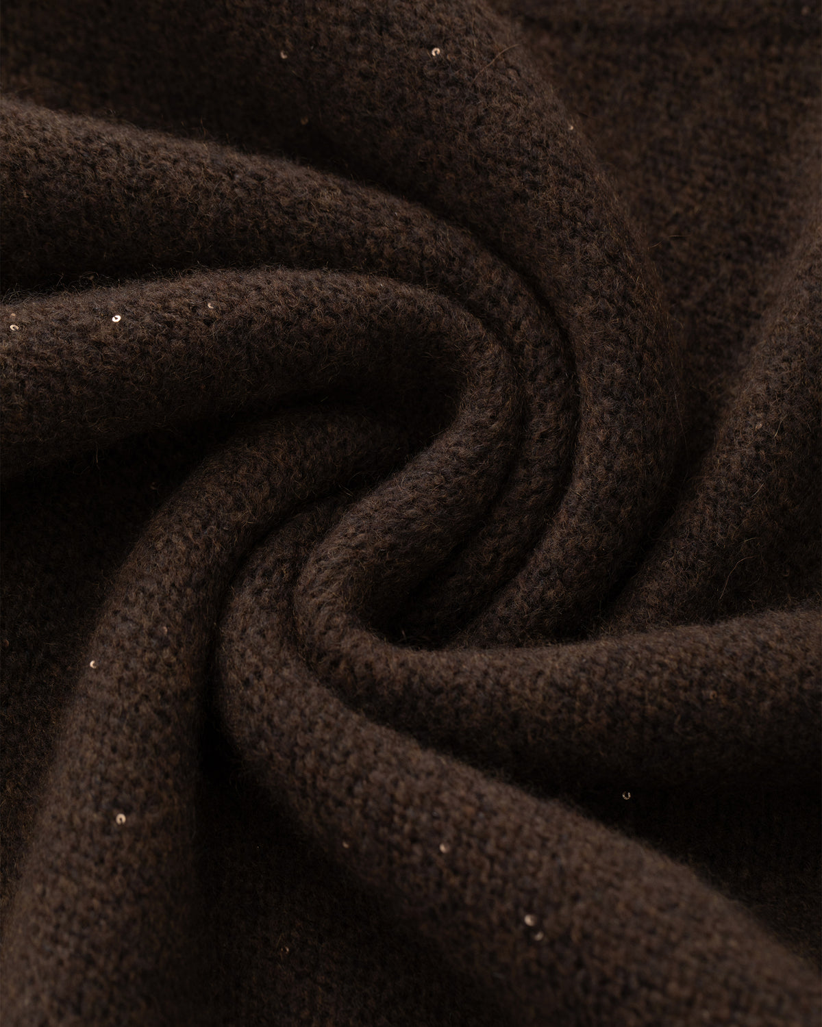Damen Pullover aus 67 % Kaschmir, 32 % Seide und 1 % Pailletten in Echo – links gestrickter Pullover in mittelschwerer Qualität mit relaxter Passform, Rundhalsausschnitt mit Kragen in Rippstruktur, Raglanärmeln sowie langen, relaxten Ärmeln. Ärmelbündchen und Saum sind in Rippstruktur gearbeitet. Dezent eingearbeitete Pailletten verleihen dem Modell einen eleganten, schimmernden Akzent.
