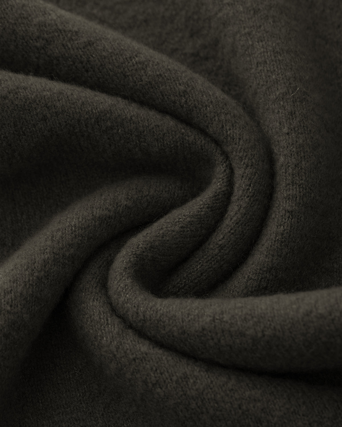 Damen Strickhose aus 80 % Kaschmir, 18 % Polyamid und 2 % Elastan in Black Forest – glatt gestrickte Hose in mittelschwerer Qualität mit gefilzter, besonders elastischer Oberfläche. Das Modell verfügt über einen Bund mit Gummizug, aufgesetzte Taschen sowie ein zum Saum hin ausgestelltes Bein und vereint hohen Tragekomfort mit einer modernen Silhouette.