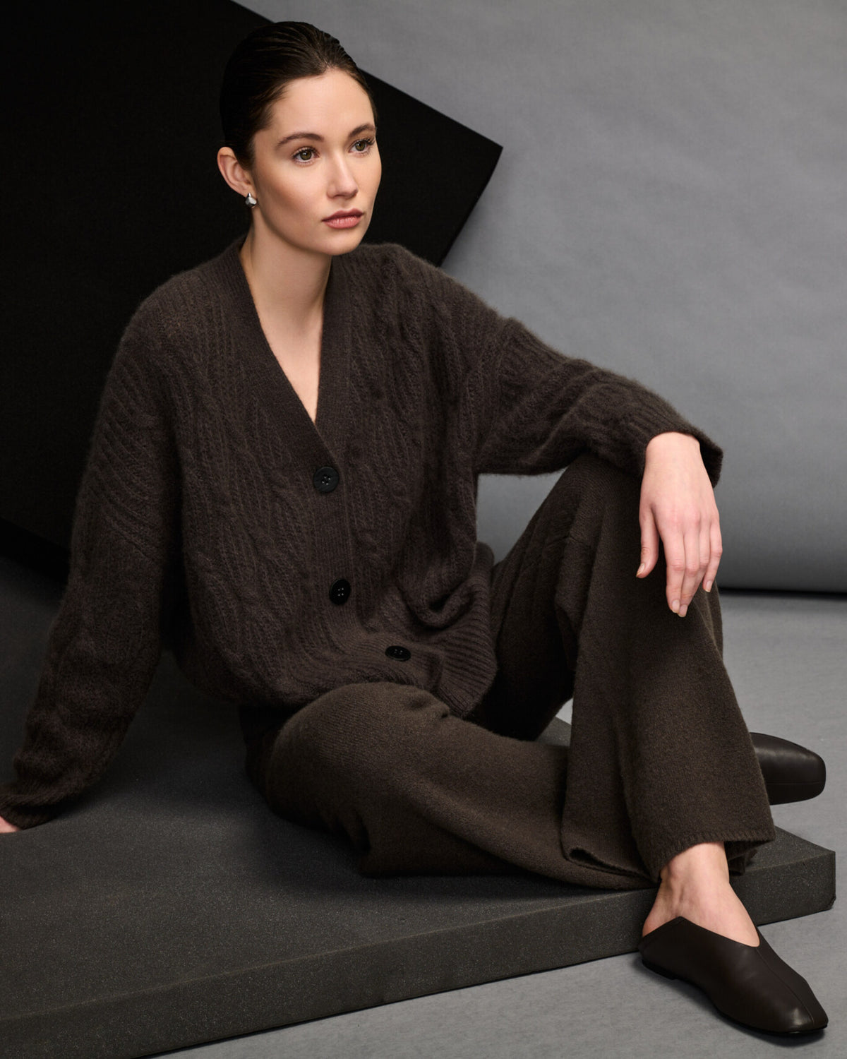 Damen Strickhose aus 80 % Kaschmir, 18 % Polyamid und 2 % Elastan in Black Forest – glatt gestrickte Hose in mittelschwerer Qualität mit gefilzter, besonders elastischer Oberfläche. Das Modell verfügt über einen Bund mit Gummizug, aufgesetzte Taschen sowie ein zum Saum hin ausgestelltes Bein und vereint hohen Tragekomfort mit einer modernen Silhouette.