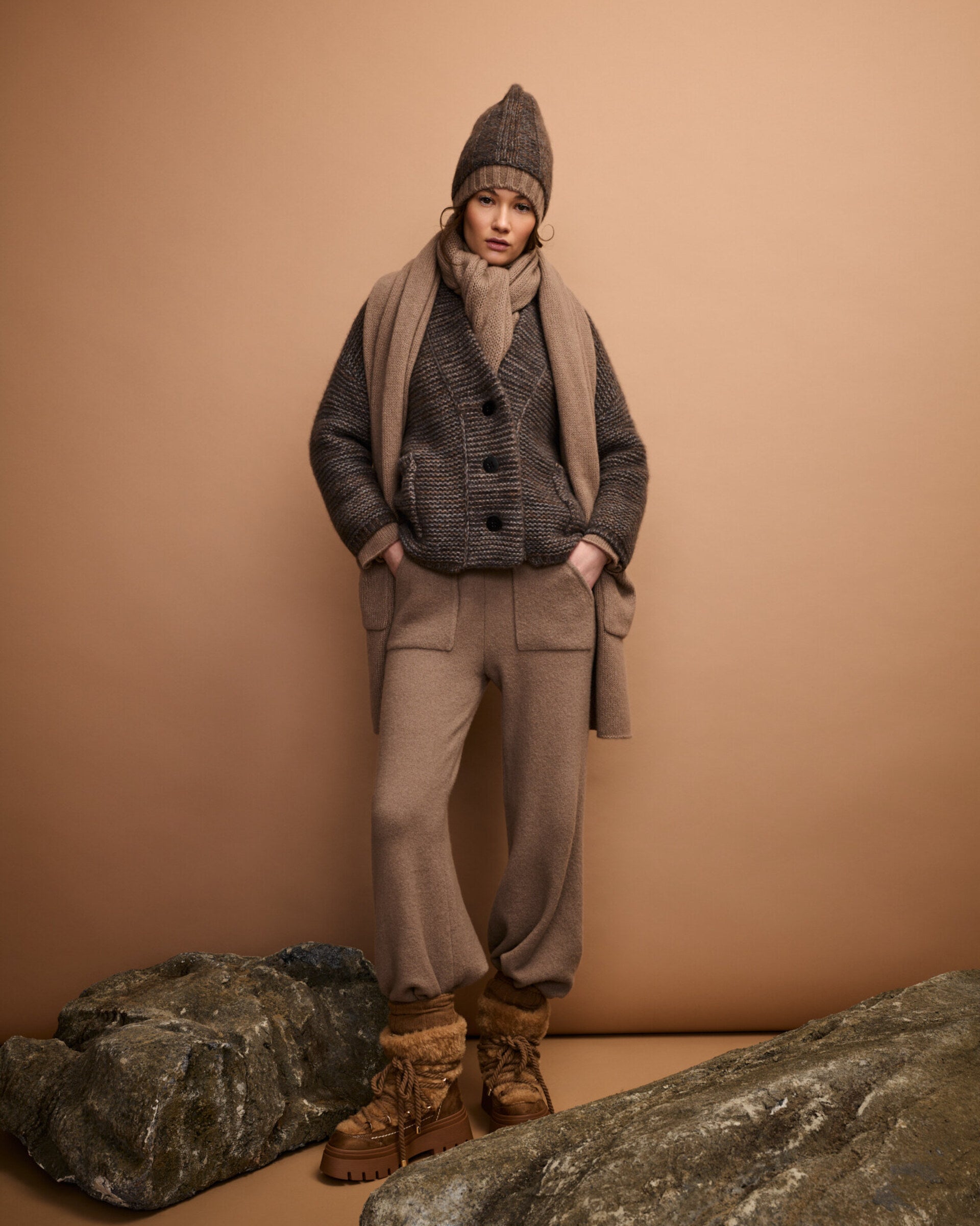 Damen Strickhose aus 80 % Kaschmir, 18 % Polyamid und 2 % Elastan in Natural Twine – glatt gestrickte Hose in mittelschwerer Qualität mit gefilzter, besonders elastischer Oberfläche. Das Modell verfügt über einen Bund mit Gummizug, aufgesetzte Taschen sowie ein zum Saum hin ausgestelltes Bein und vereint hohen Tragekomfort mit einer modernen Silhouette.
