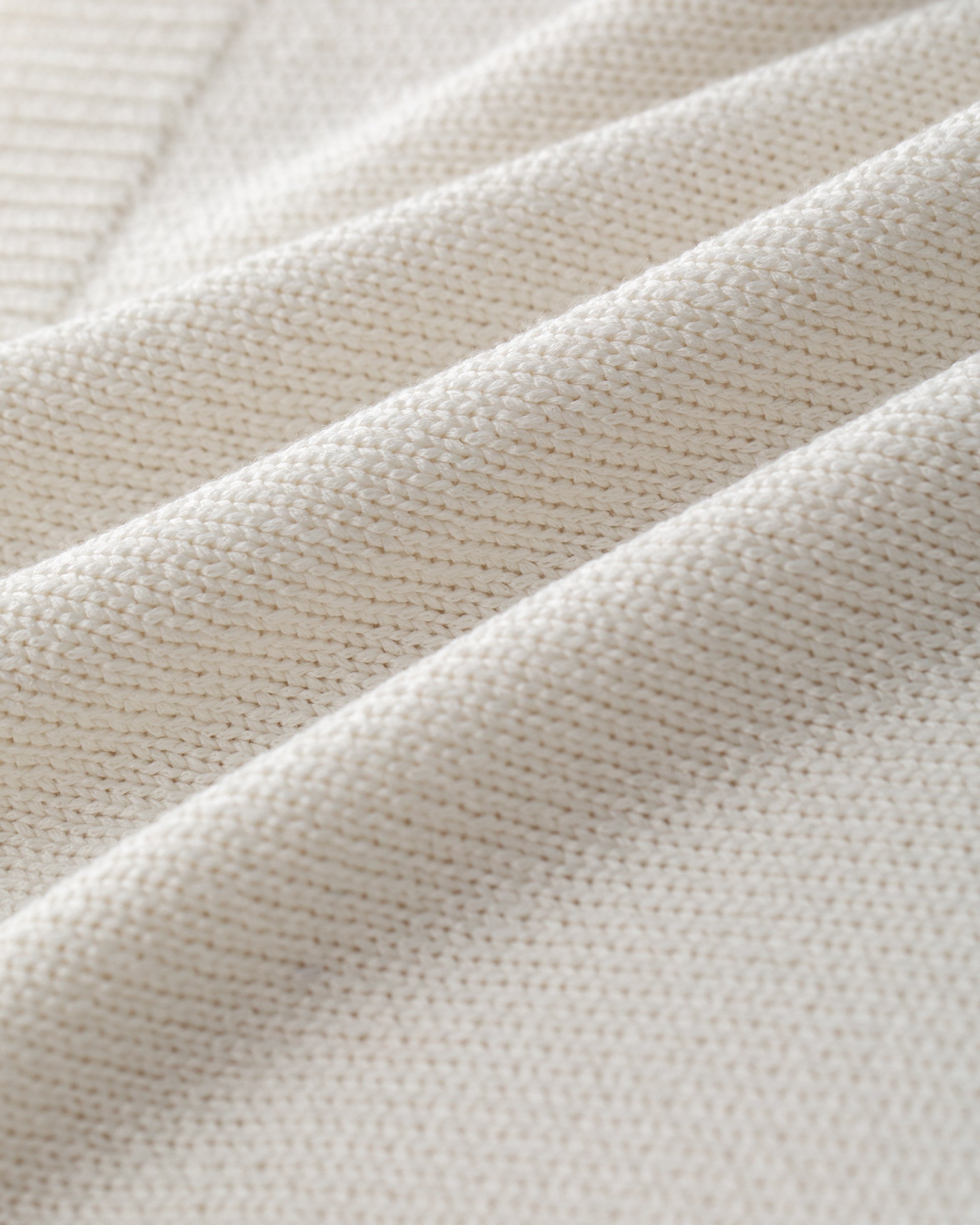 Damen Kurzarm-Pullover aus 100 % Seide in chalk (weiß) – mittelschwerer, glatt gestrickter Cardigan in körperbetonter Passform mit Rundhalsausschnitt und Rippkragen, klassischer Schulterform, Halbärmeln sowie Rippbündchen an Ärmeln und Saum