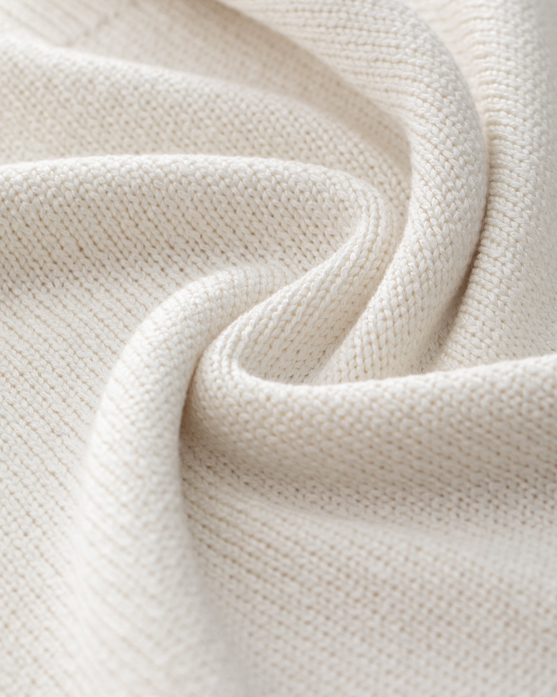 Damen Kurzarm-Pullover aus 100 % Seide in chalk (weiß) – mittelschwerer, glatt gestrickter Cardigan in körperbetonter Passform mit Rundhalsausschnitt und Rippkragen, klassischer Schulterform, Halbärmeln sowie Rippbündchen an Ärmeln und Saum