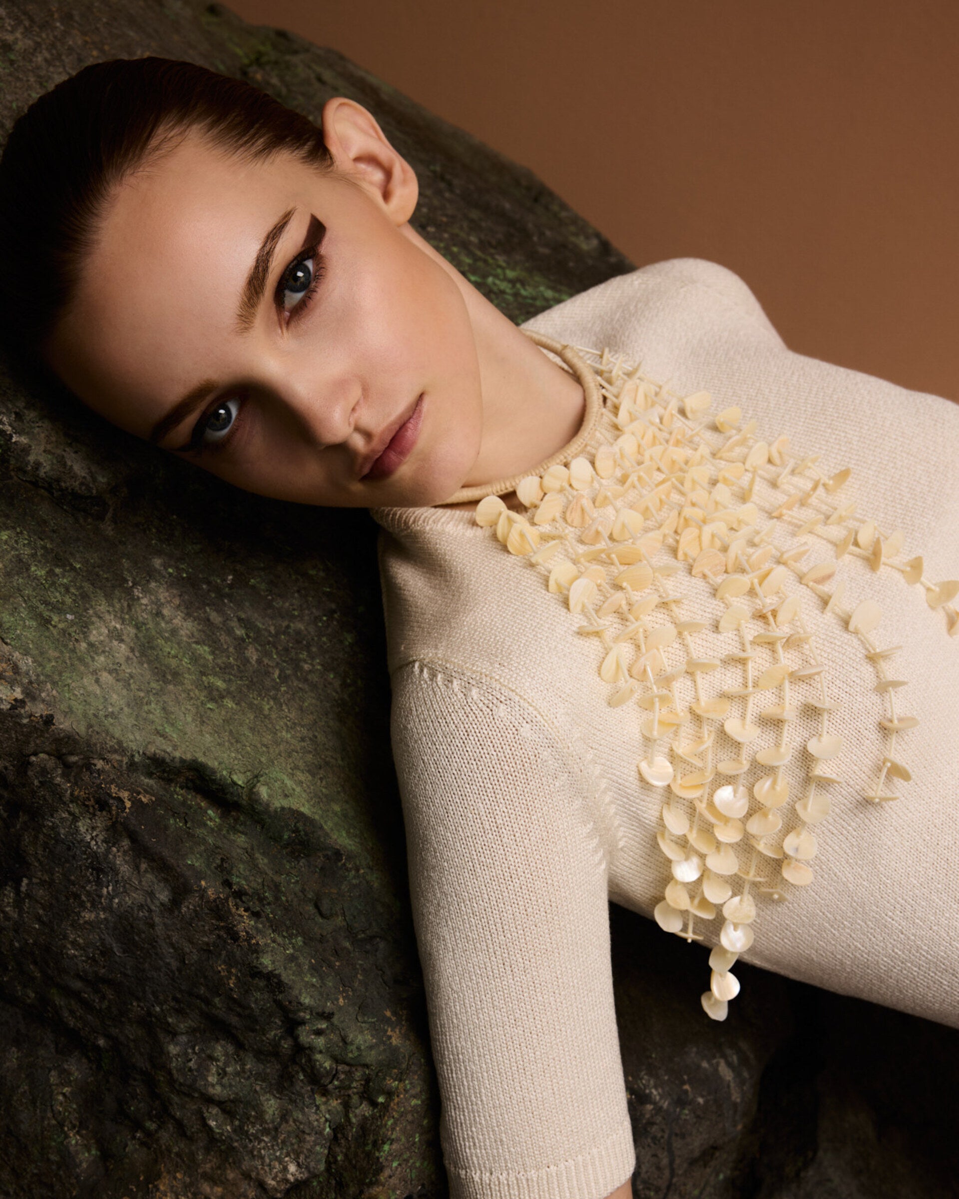 Damen Kurzarm-Pullover aus 100 % Seide in chalk (weiß) – mittelschwerer, glatt gestrickter Cardigan in körperbetonter Passform mit Rundhalsausschnitt und Rippkragen, klassischer Schulterform, Halbärmeln sowie Rippbündchen an Ärmeln und Saum