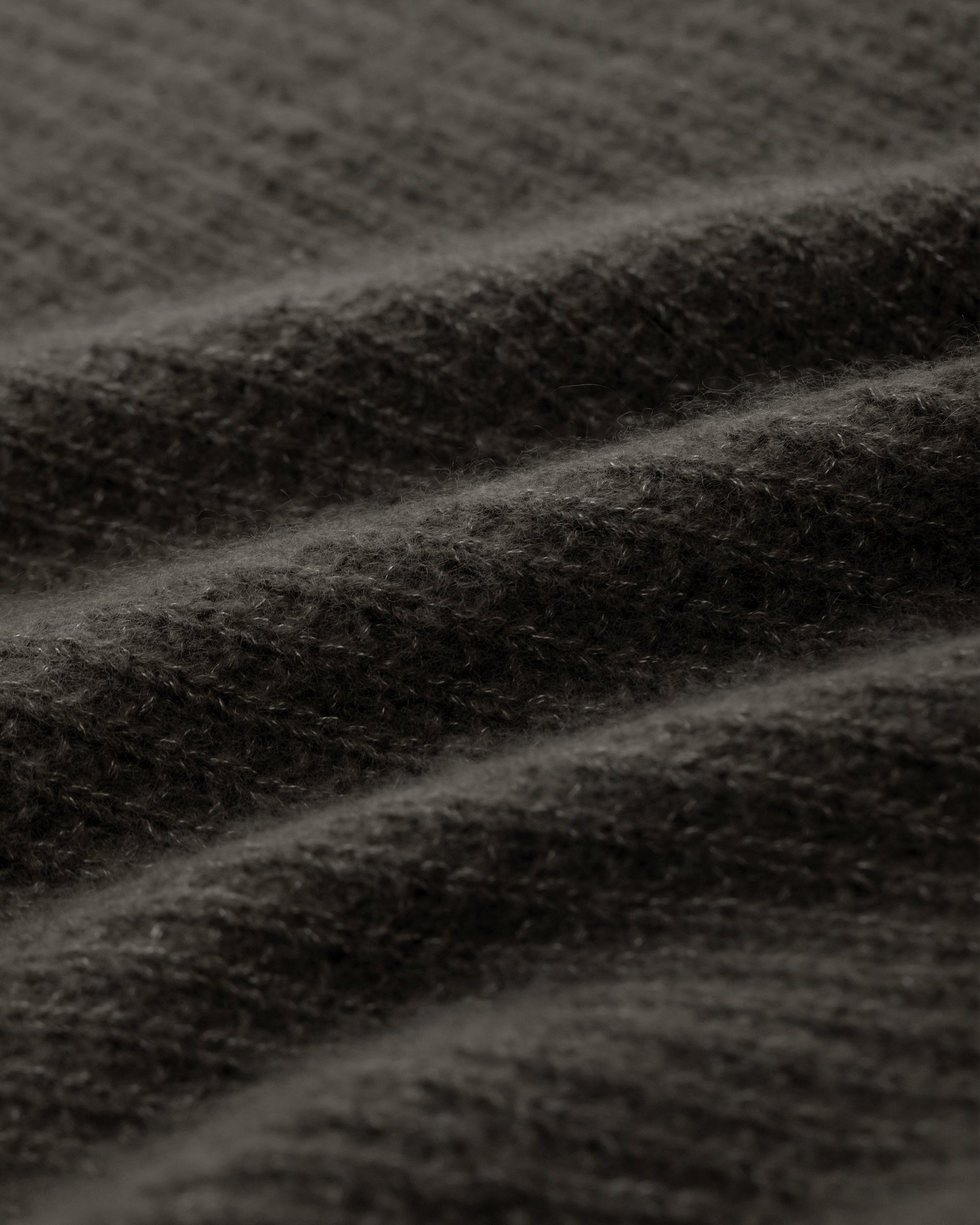Damen Strickkleid aus 75 % Kaschmir und 25 % Seide in Black Forest – Strickkleid mit strukturiertem Strickmuster in mittelschwerer Qualität und körperbetonter Passform, die ab der Taille in eine feminine A-Linie übergeht. Das Modell verfügt über einen Rundhalsausschnitt mit Kragen in Rippstruktur sowie klassische, lange, schmale Ärmel und verbindet zeitlose Eleganz mit einer modernen Silhouette.
