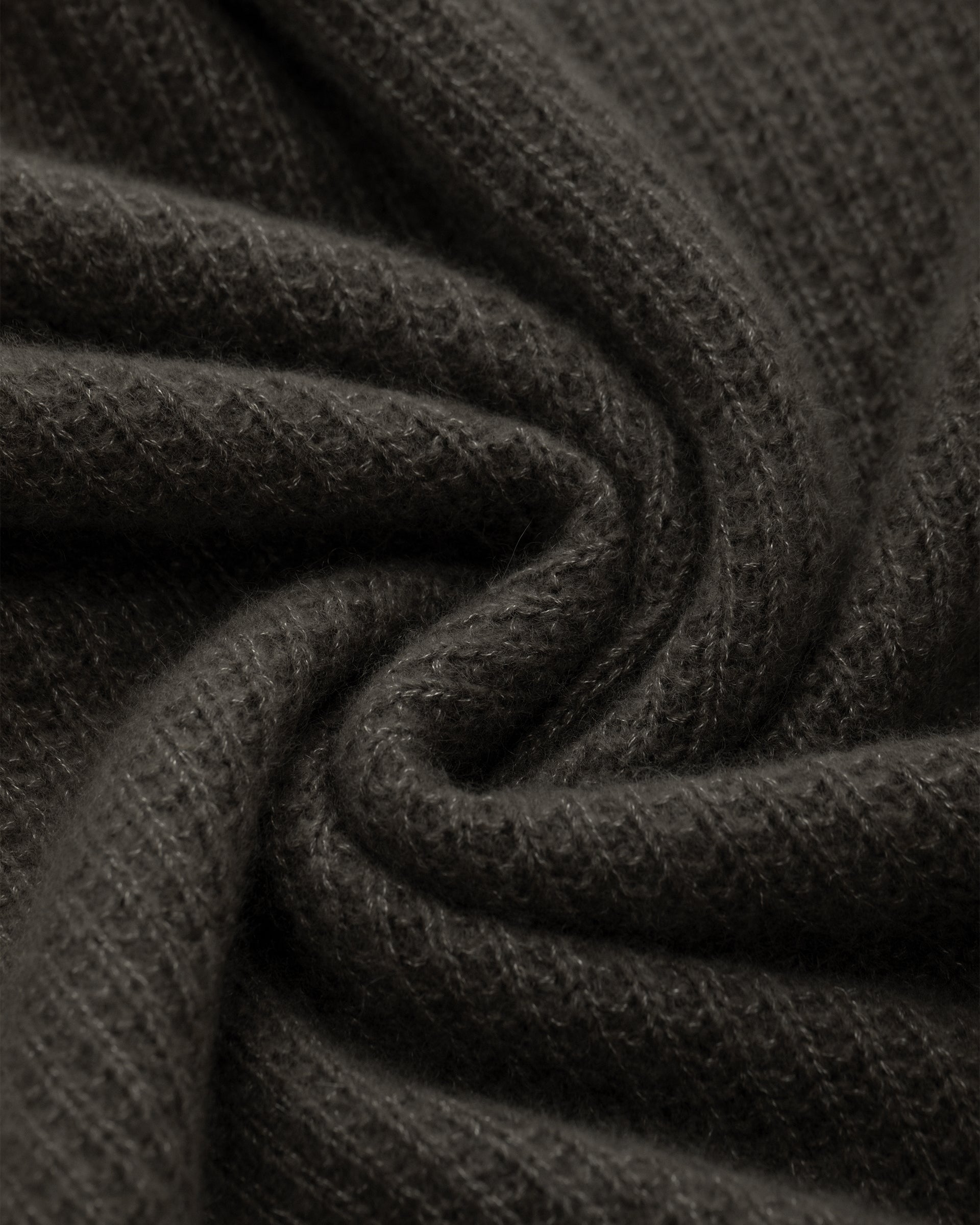 Damen Strickkleid aus 75 % Kaschmir und 25 % Seide in Black Forest – Strickkleid mit strukturiertem Strickmuster in mittelschwerer Qualität und körperbetonter Passform, die ab der Taille in eine feminine A-Linie übergeht. Das Modell verfügt über einen Rundhalsausschnitt mit Kragen in Rippstruktur sowie klassische, lange, schmale Ärmel und verbindet zeitlose Eleganz mit einer modernen Silhouette.
