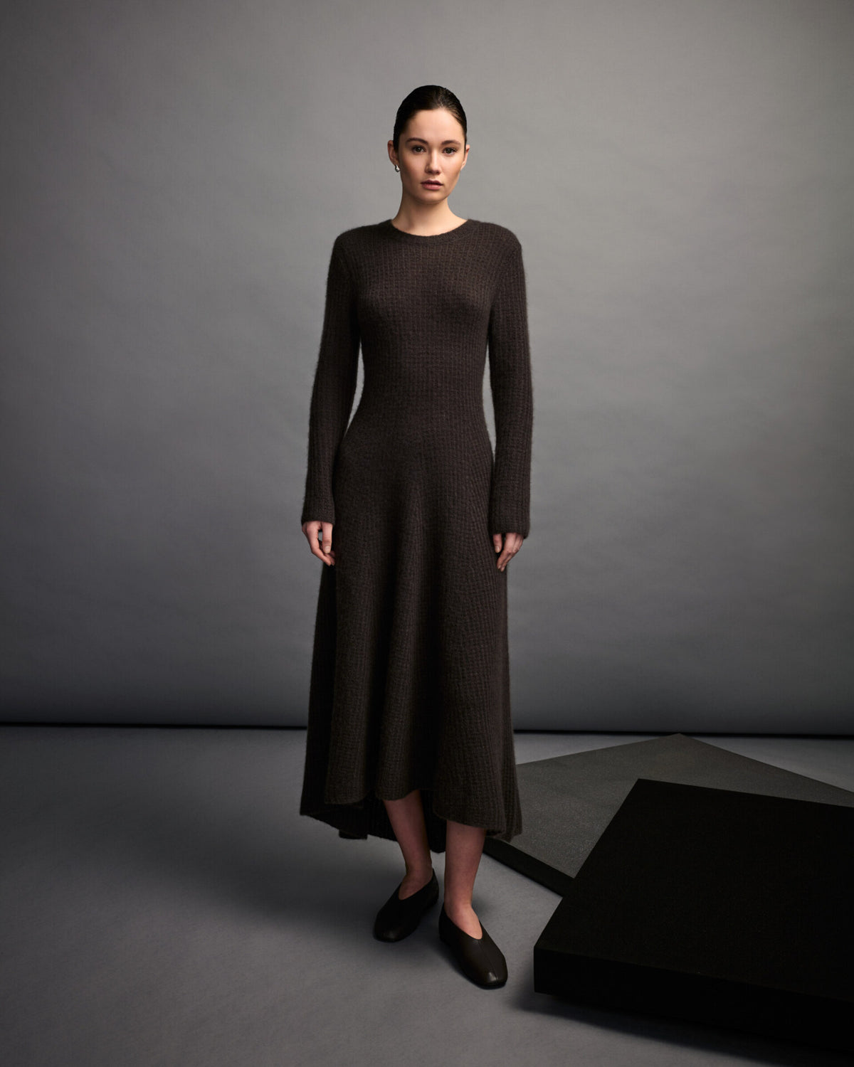 Damen Strickkleid aus 75 % Kaschmir und 25 % Seide in Black Forest – Strickkleid mit strukturiertem Strickmuster in mittelschwerer Qualität und körperbetonter Passform, die ab der Taille in eine feminine A-Linie übergeht. Das Modell verfügt über einen Rundhalsausschnitt mit Kragen in Rippstruktur sowie klassische, lange, schmale Ärmel und verbindet zeitlose Eleganz mit einer modernen Silhouette.
