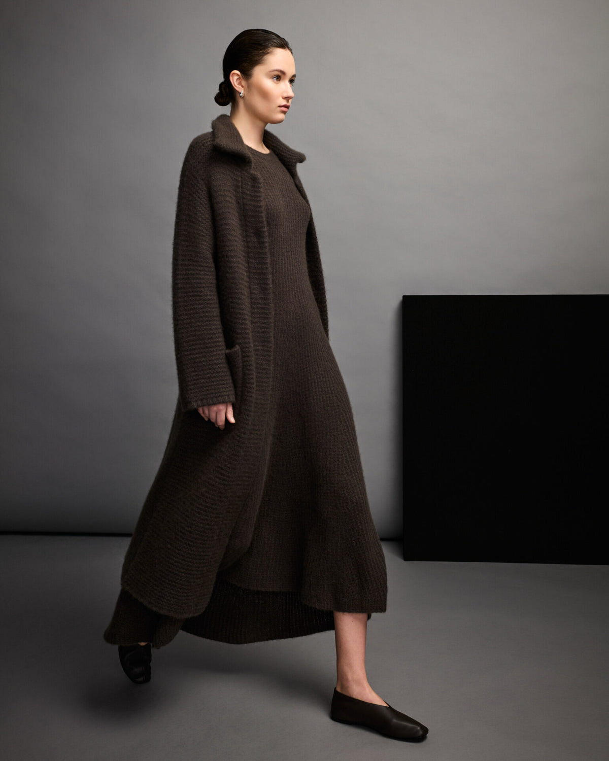 Damen Strickkleid aus 75 % Kaschmir und 25 % Seide in Black Forest – Strickkleid mit strukturiertem Strickmuster in mittelschwerer Qualität und körperbetonter Passform, die ab der Taille in eine feminine A-Linie übergeht. Das Modell verfügt über einen Rundhalsausschnitt mit Kragen in Rippstruktur sowie klassische, lange, schmale Ärmel und verbindet zeitlose Eleganz mit einer modernen Silhouette.
