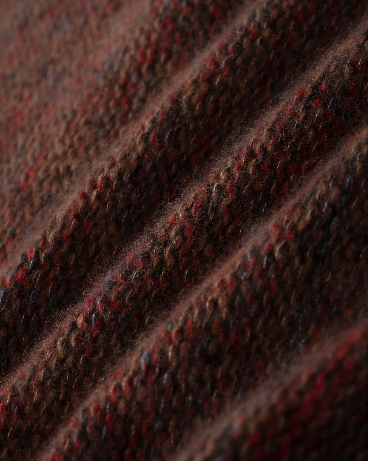 Damen Poncho aus 75% Kaschmir, 25% Seide in Drummond – Mehrfarbig gestrickter Poncho mit Kapuze und Saum in Rippstruktur.