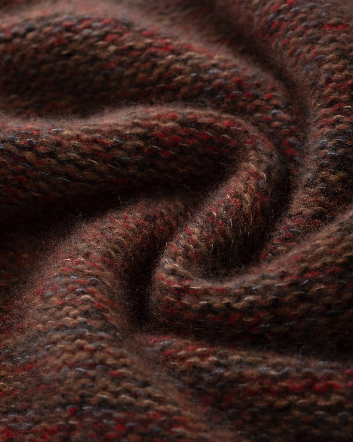 Damen Poncho aus 75% Kaschmir, 25% Seide in Drummond – Mehrfarbig gestrickter Poncho mit Kapuze und Saum in Rippstruktur.