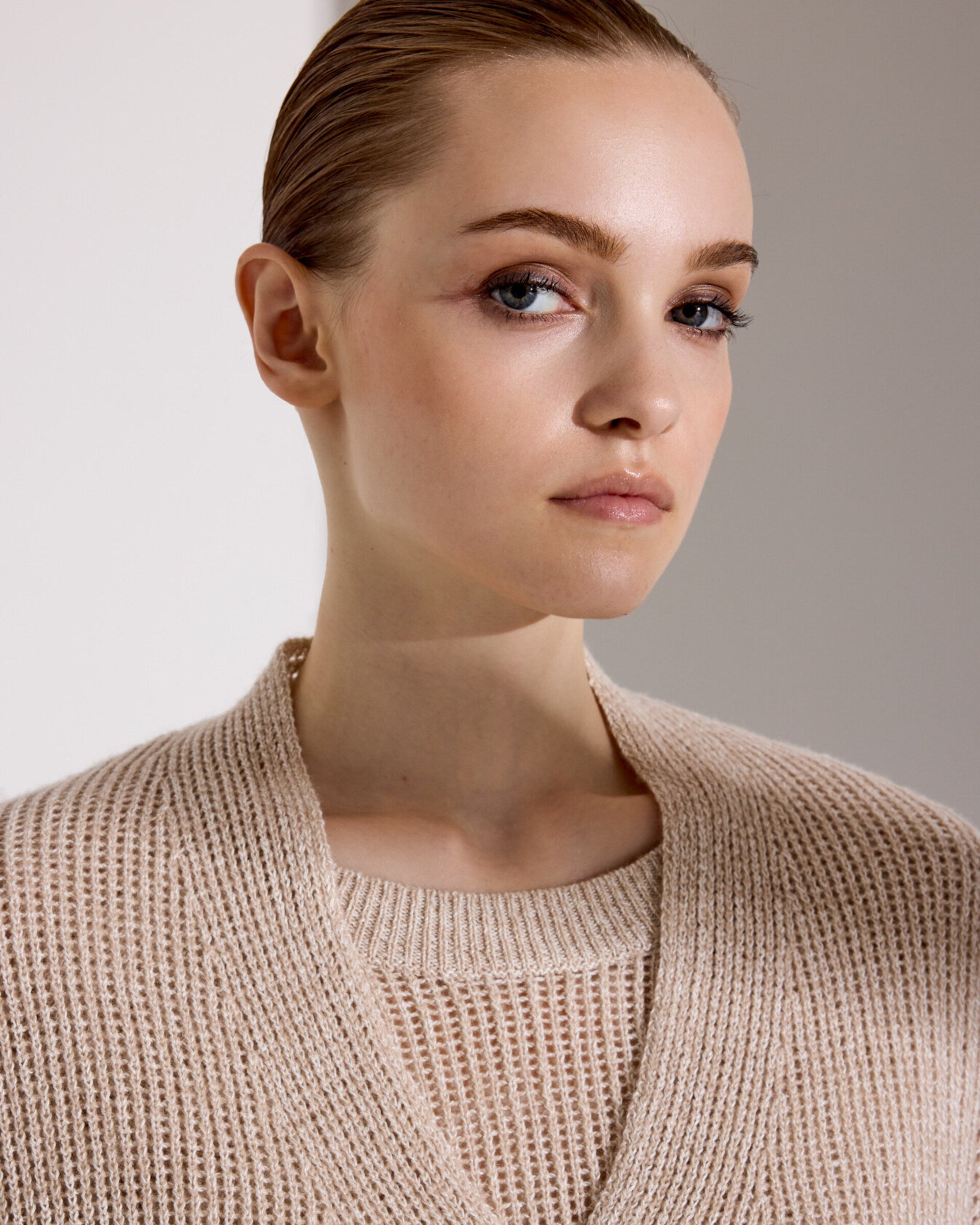 Damen Kurzarm-Pullover aus 63 % Leinen und 37 % Kaschmir in atlas (hellbeige) – mittelschwerer, oversized geschnittener Pullover mit transparentem Lochmuster, großem Rundhalsausschnitt mit Rippkragen, überschnittener Schulter, Halbarm sowie Rippbündchen an Ärmeln und Saum