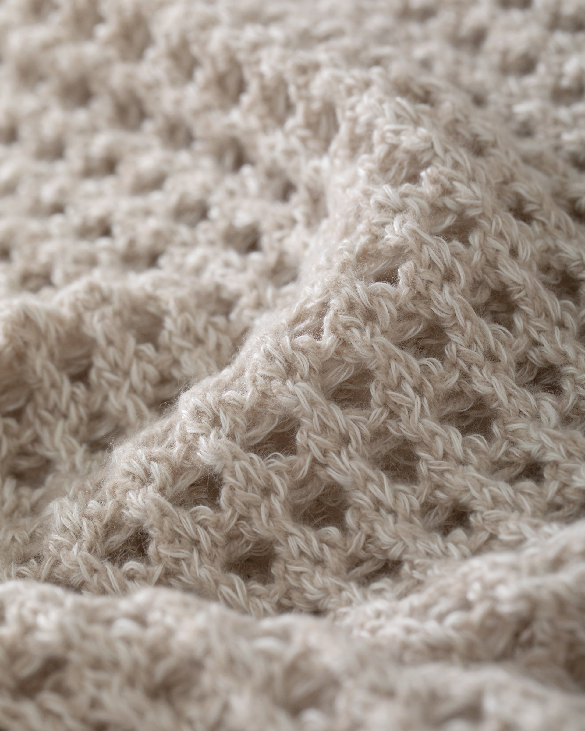 Damen Pullover aus 63 % Leinen und 37 % Kaschmir in barley (hellbeige) – grob gestrickter Pullover mit transparentem Lochmuster in oversized Passform, großem Rundhalsausschnitt mit Rippkragen, Raglanärmeln, langen weiten Ärmeln sowie Rippbündchen an Ärmeln und Saum