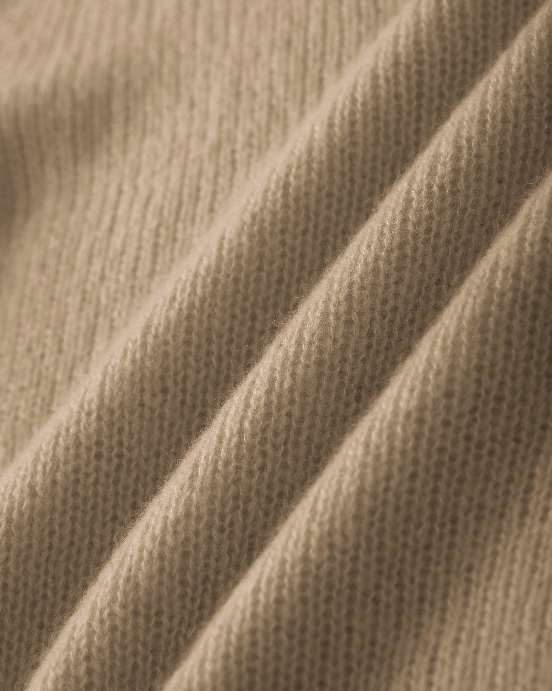 Damen Pullover aus 75 % Kaschmir und 25 % Seide in mokka (beige) – mittelschwerer, glatt gestrickter Pullover mit dekorativem Lochmuster an den Ärmeln, lässig figurbetonter Passform, U-Boot-Ausschnitt, klassischer Schulter sowie langen, schmalen und geraden Ärmeln